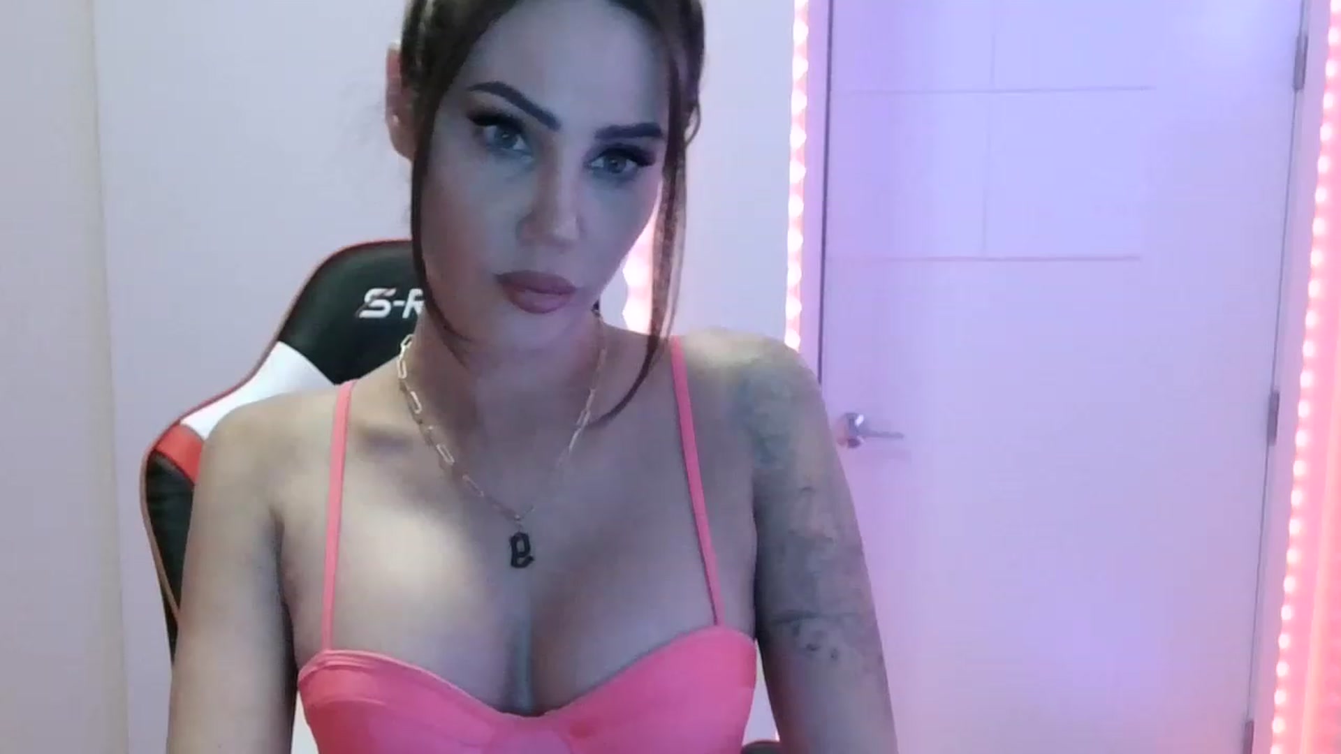 Gallery image thumbnail from EstelleVue's myfreecams stream on, 03/02/2023, 24:01 image 15 of 20