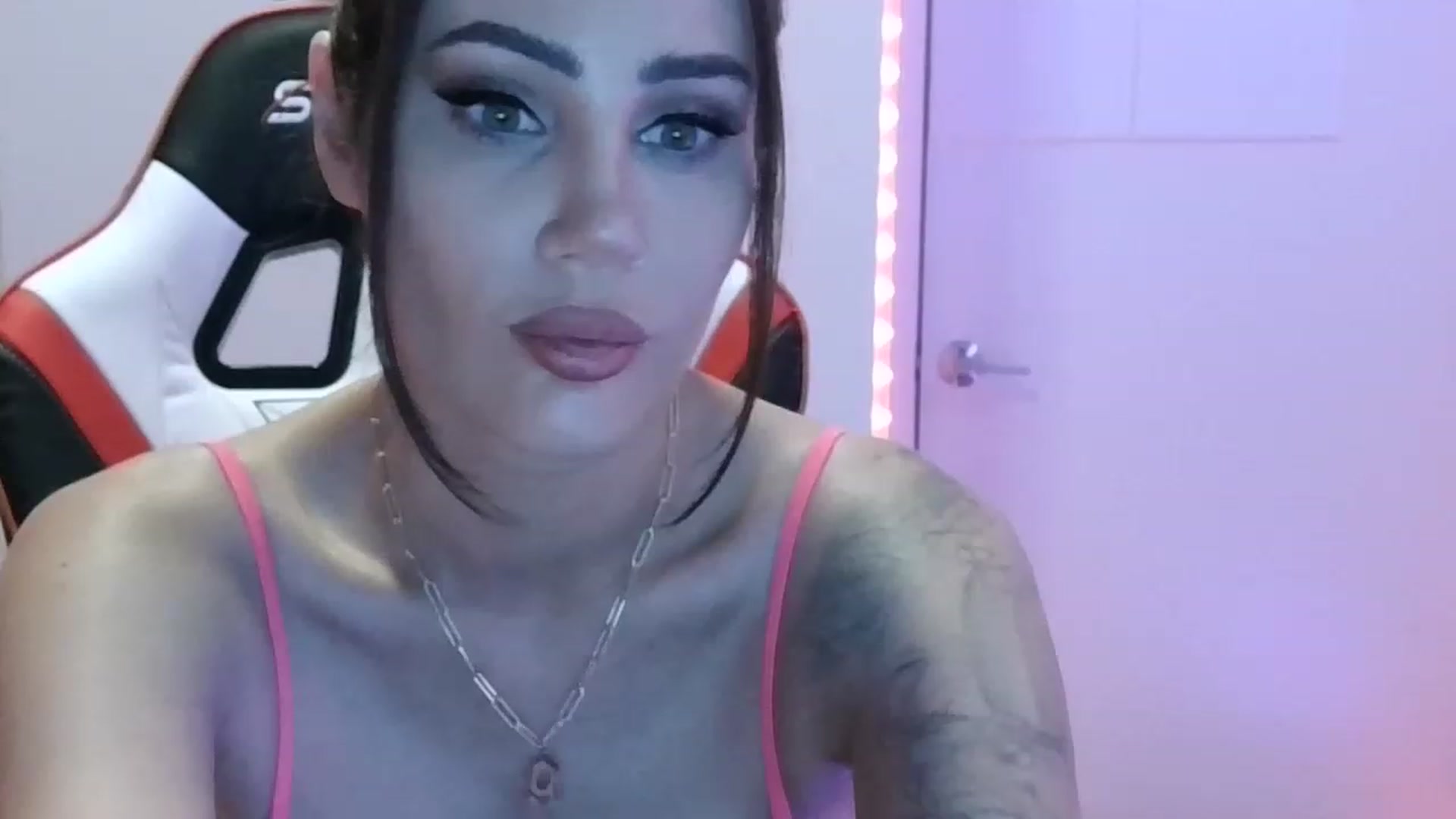 Gallery image thumbnail from EstelleVue's myfreecams stream on, 03/02/2023, 24:01 image 17 of 20