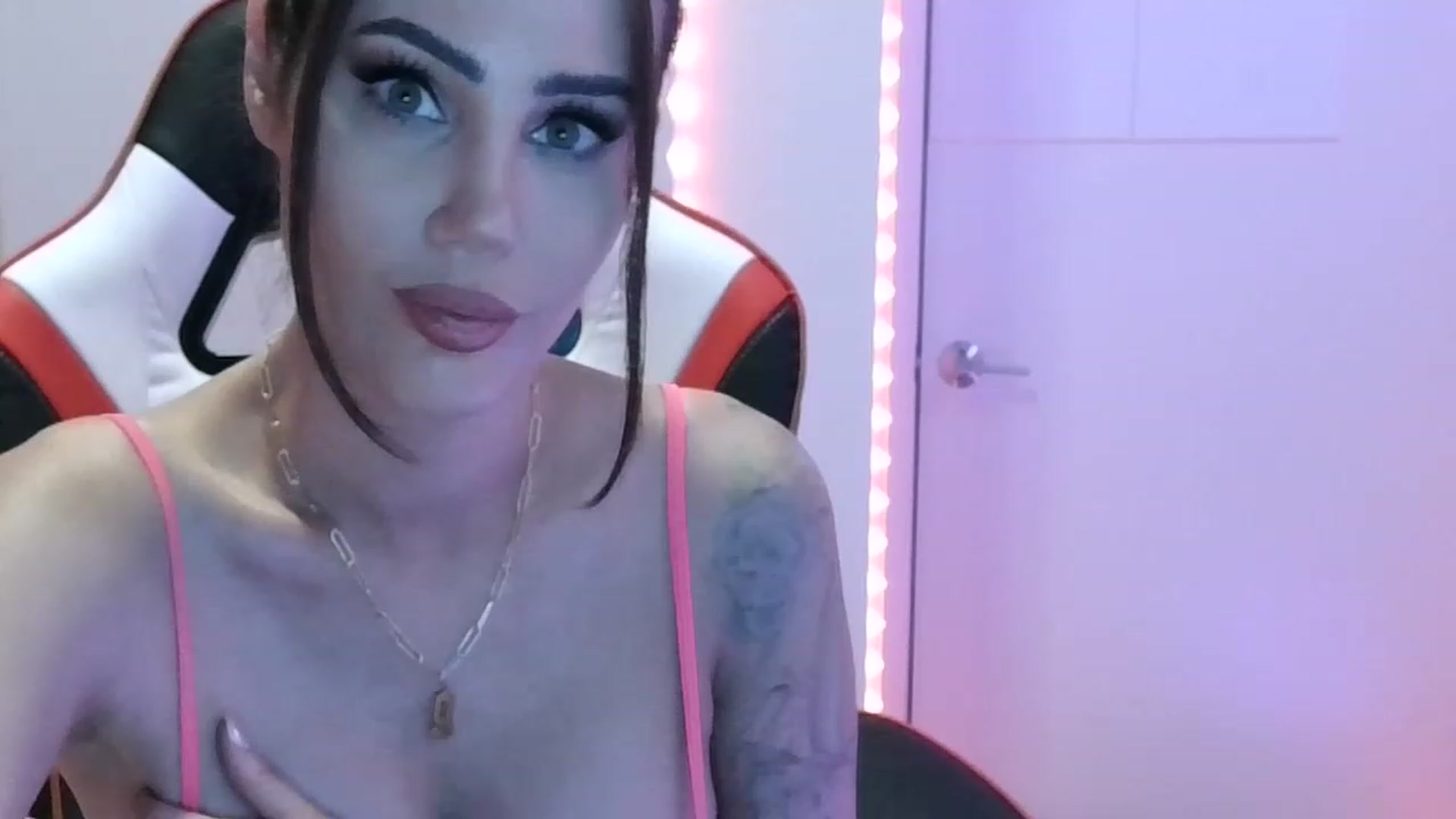 Gallery image thumbnail from EstelleVue's myfreecams stream on, 03/02/2023, 24:19 image 12 of 20