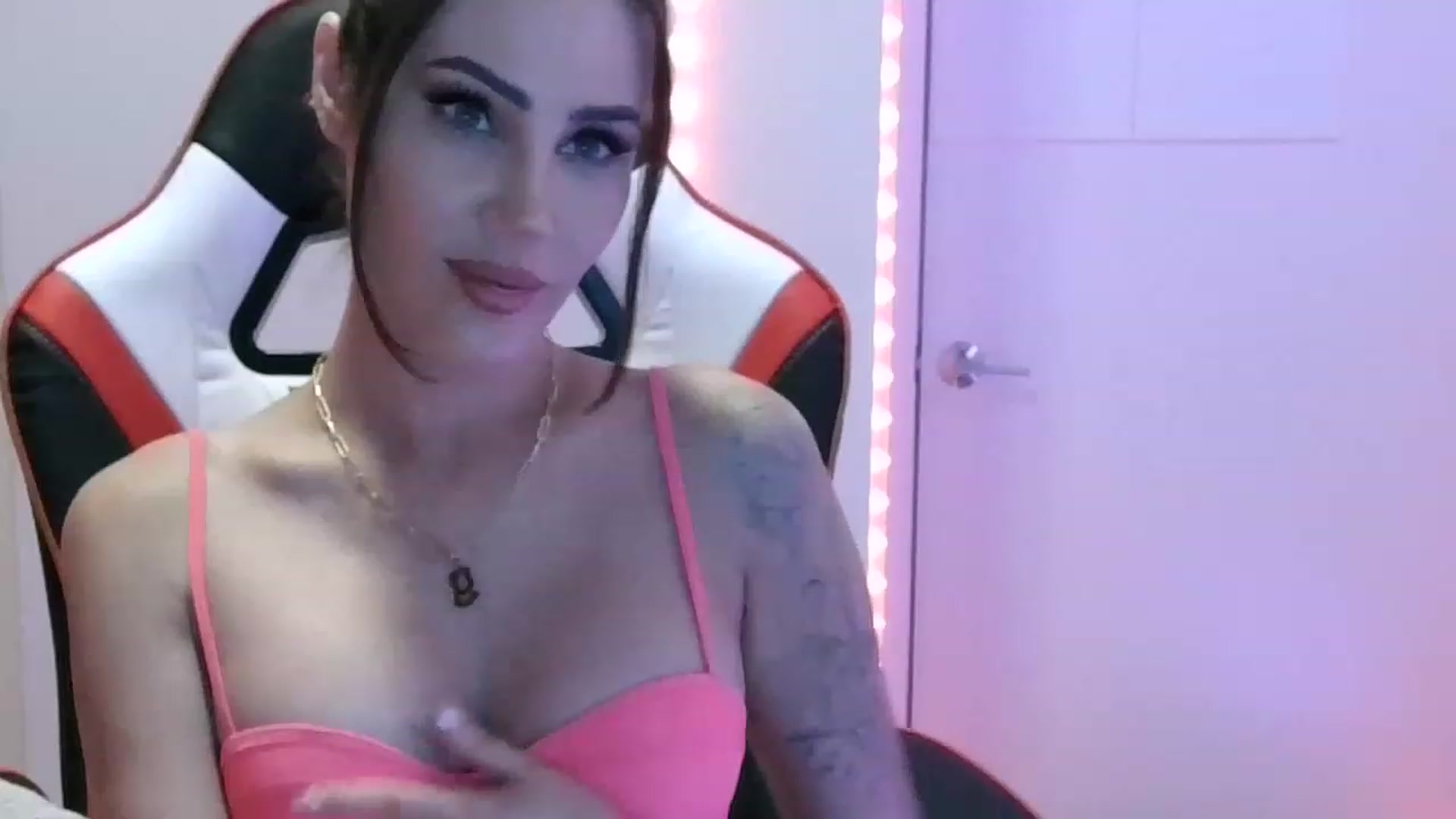 Gallery image thumbnail from EstelleVue's myfreecams stream on, 03/02/2023, 24:19 image 18 of 20