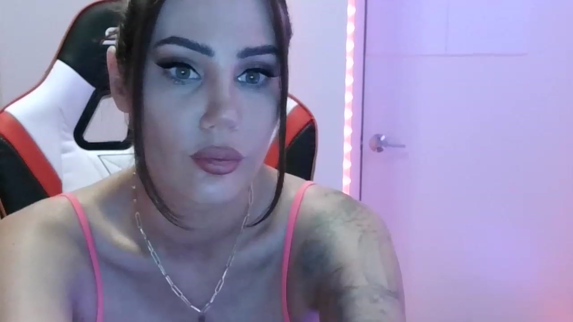Gallery image thumbnail from EstelleVue's myfreecams stream on, 03/02/2023, 24:19 image 17 of 20