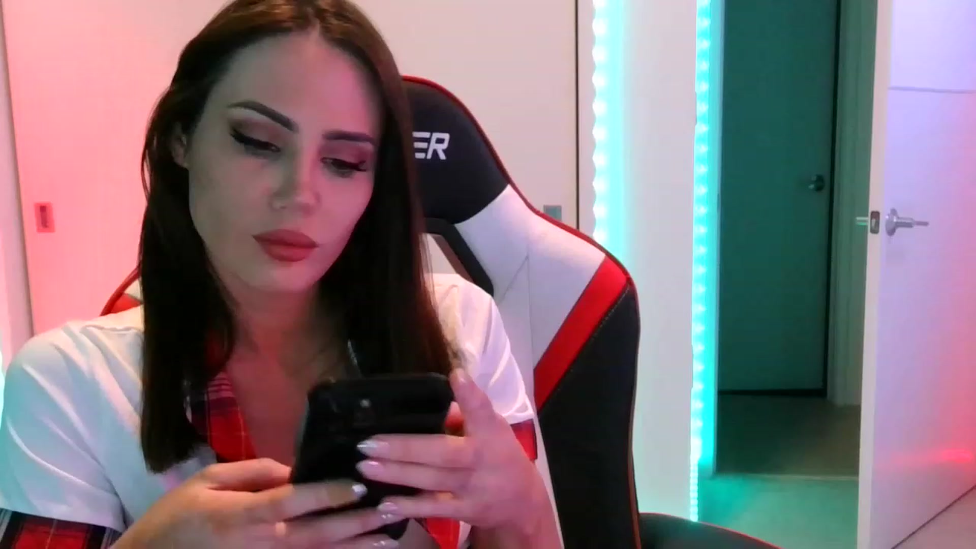 Gallery image thumbnail from EstelleVue's myfreecams stream on, 03/05/2023, 24:18 image 16 of 20