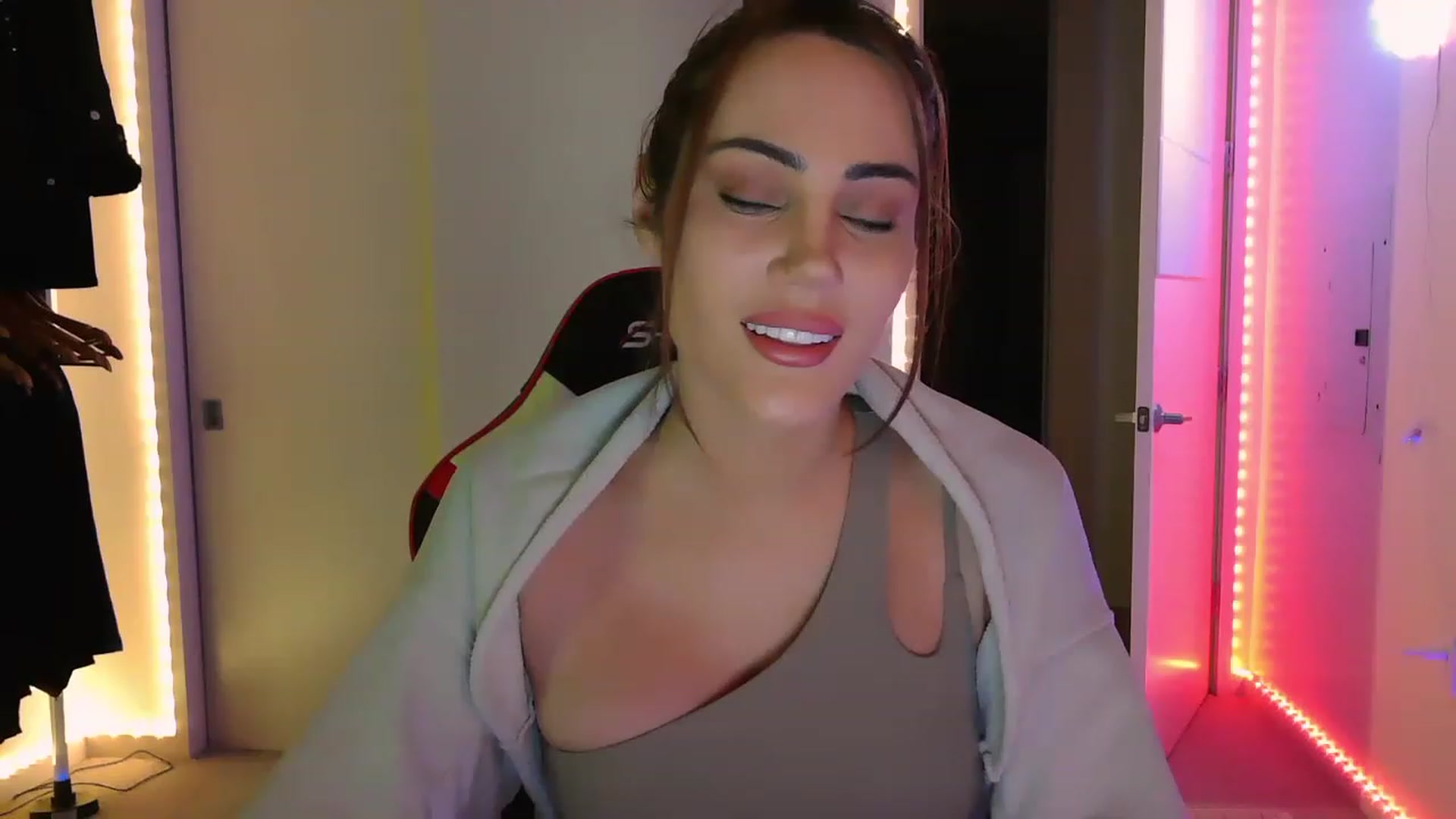 Gallery image thumbnail from EstelleVue's myfreecams stream on, 03/13/2023, 11:46 image 14 of 20