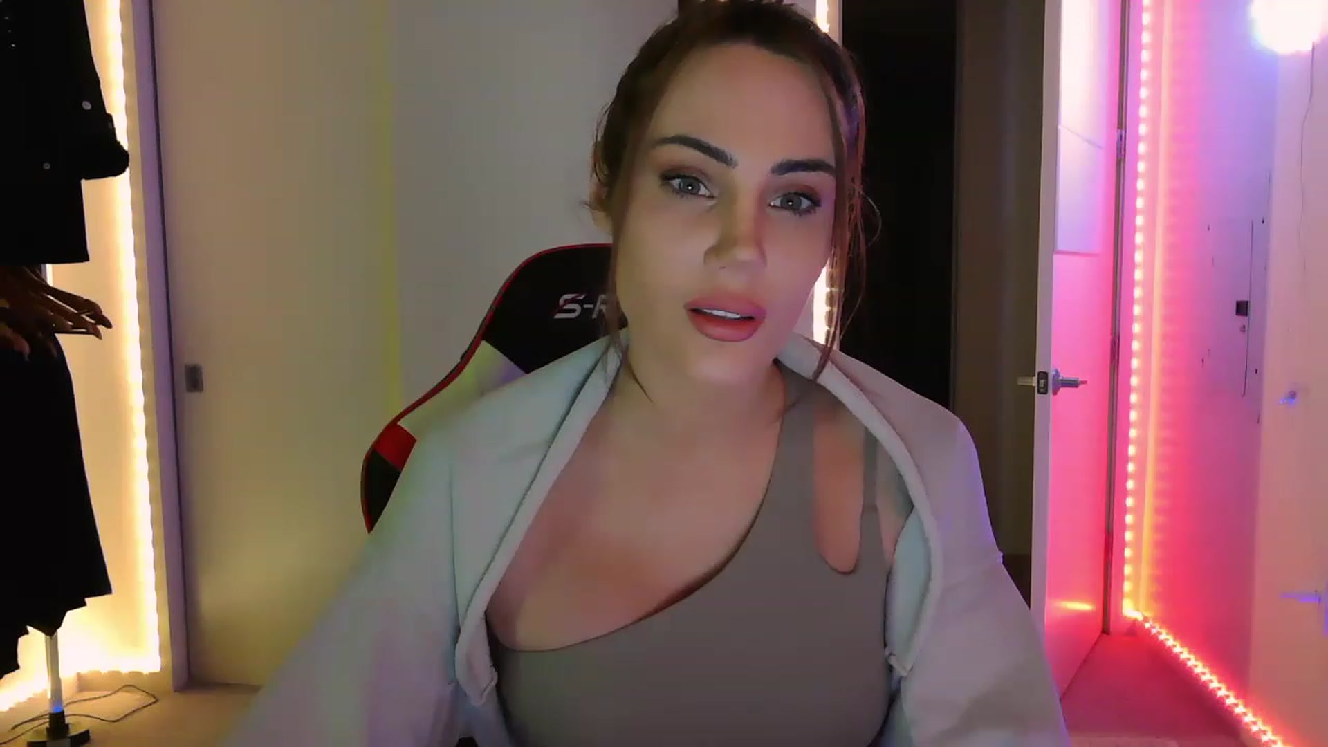 Gallery image thumbnail from EstelleVue's myfreecams stream on, 03/13/2023, 11:46 image 18 of 20