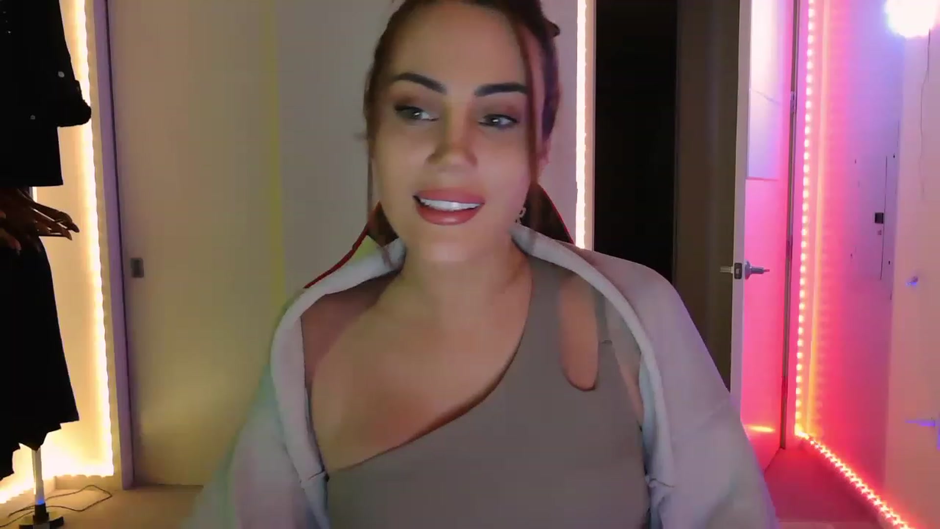 Gallery image thumbnail from EstelleVue's myfreecams stream on, 03/13/2023, 11:46 image 15 of 20