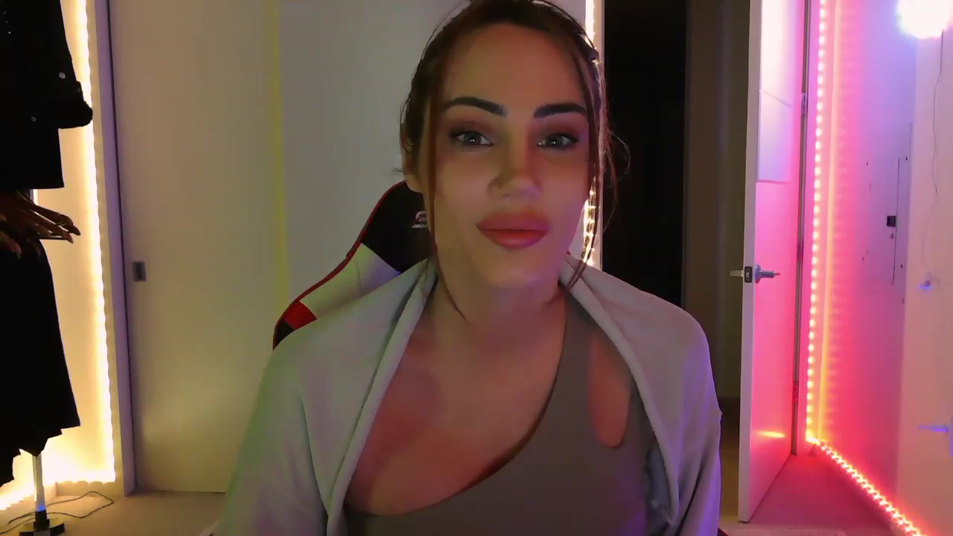 Gallery image thumbnail from EstelleVue's myfreecams stream on, 03/13/2023, 11:46 image 17 of 20