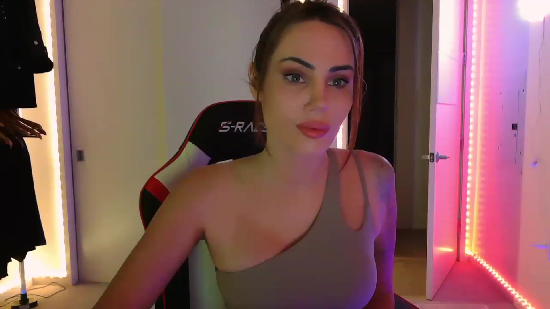 Gallery image thumbnail from EstelleVue's myfreecams stream on, 03/13/2023, 11:46 image 7 of 20