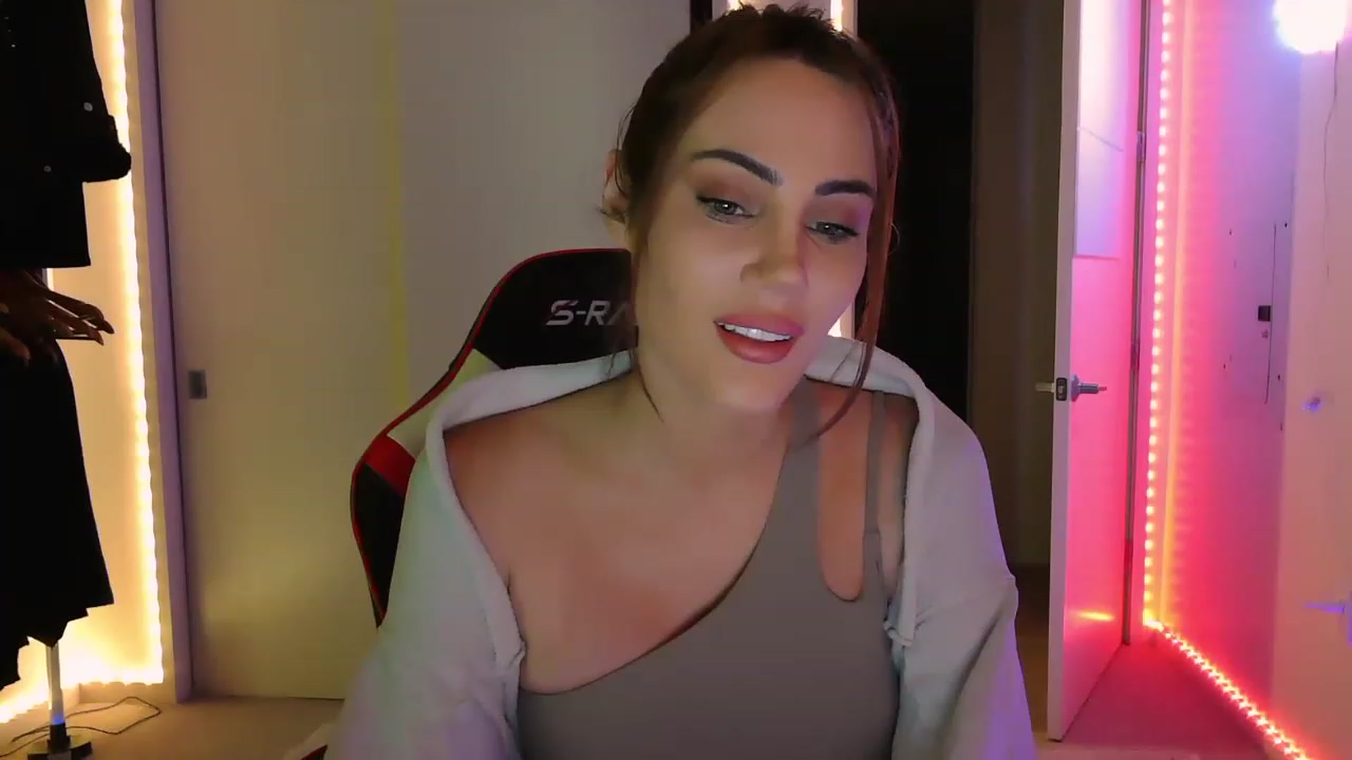 Gallery image thumbnail from EstelleVue's myfreecams stream on, 03/13/2023, 11:46 image 11 of 20