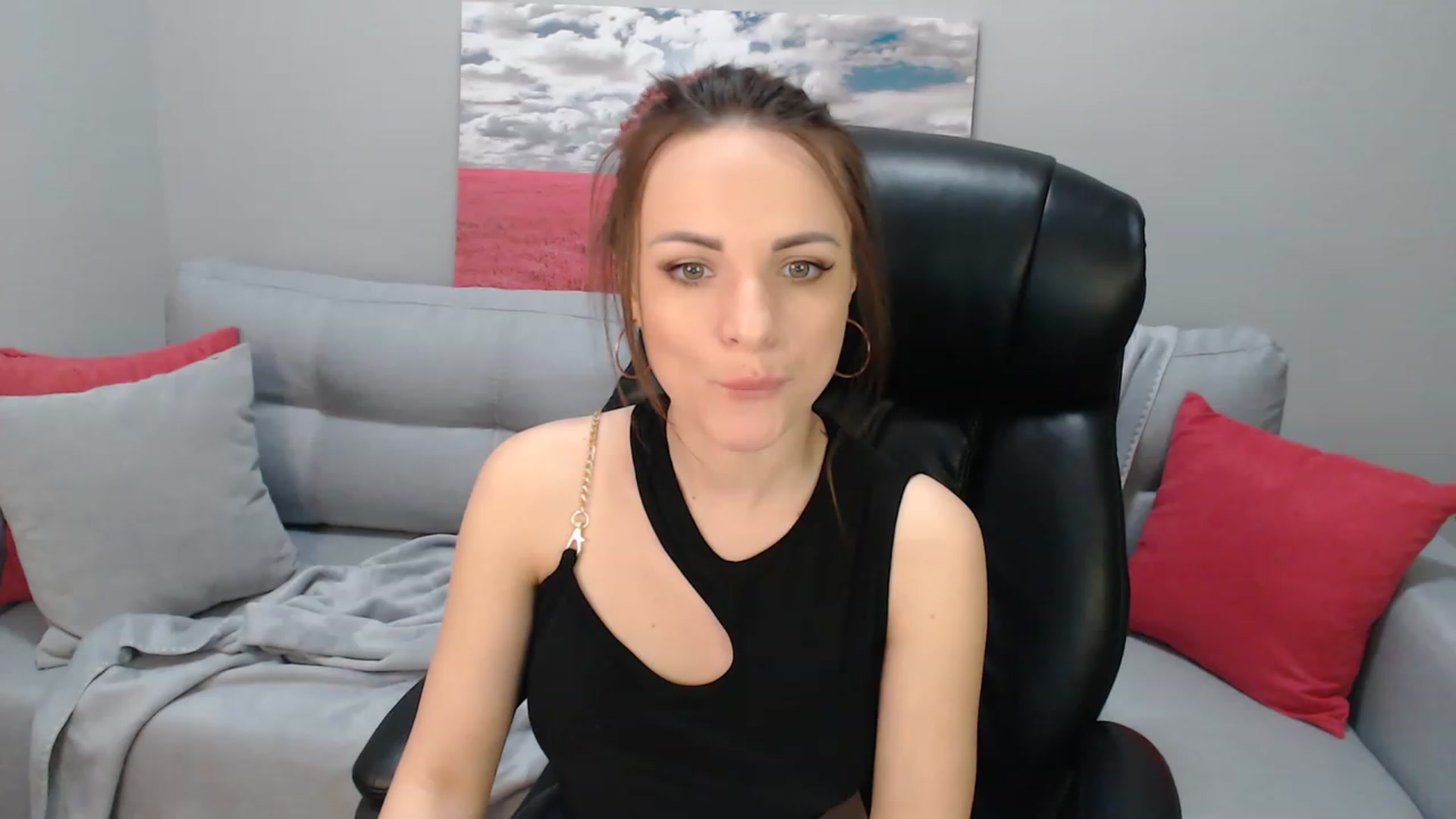 Gallery image thumbnail from Estie_Kay's myfreecams stream on, 12/04/2022, 10:09 image 4 of 20