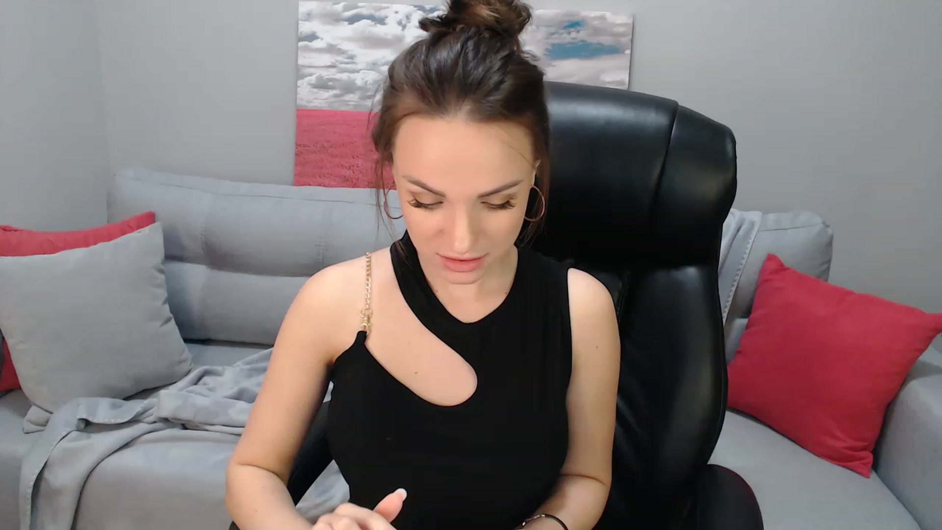 Gallery image thumbnail from Estie_Kay's myfreecams stream on, 12/04/2022, 10:09 image 17 of 20