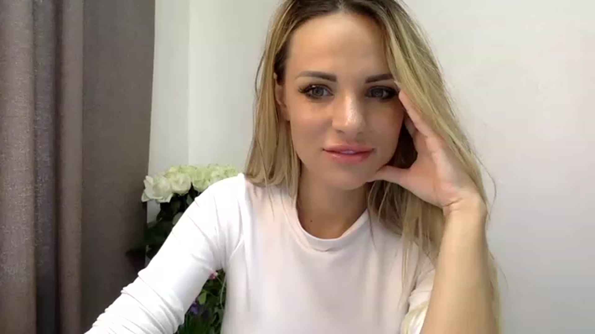 Gallery image thumbnail from Estie_Kay's myfreecams stream on, 06/20/2023, 12:28 image 5 of 20