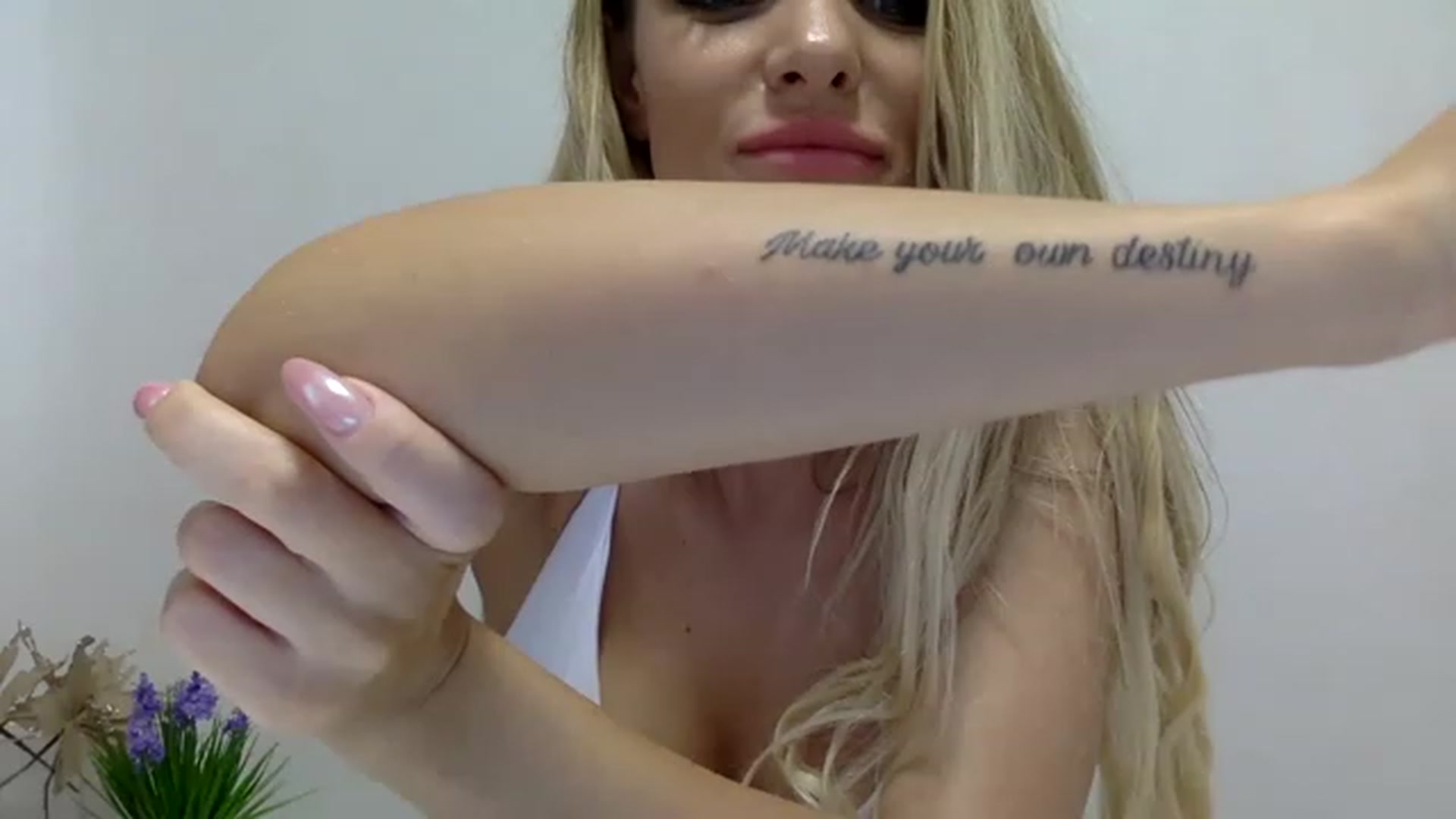 Gallery image thumbnail from Estie_Kay's myfreecams stream on, 06/26/2023, 14:21 image 10 of 20