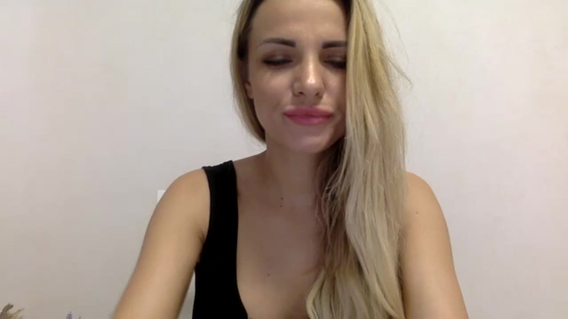 Gallery image thumbnail from Estie_Kay's myfreecams stream on, 06/27/2023, 09:51 image 13 of 20