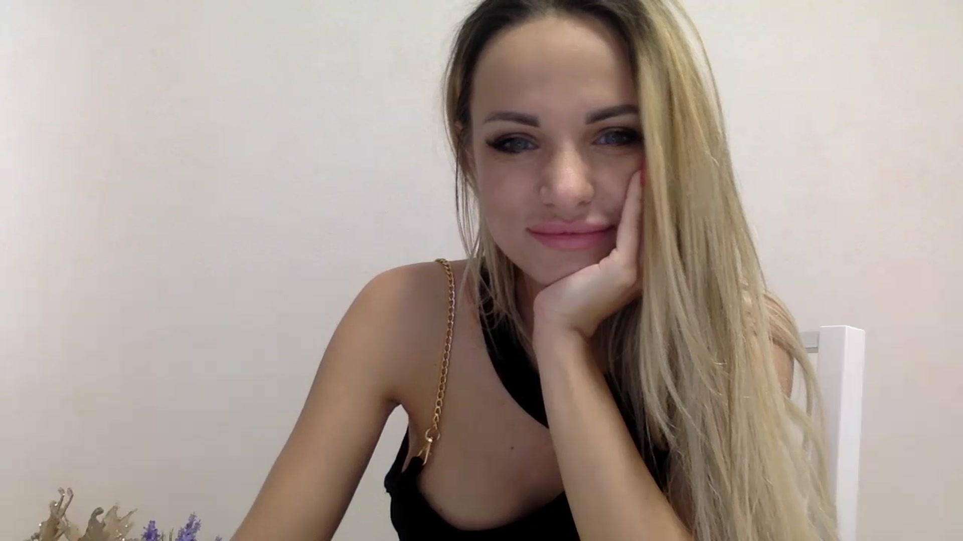 Gallery image thumbnail from Estie_Kay's myfreecams stream on, 07/17/2023, 12:45 image 16 of 20