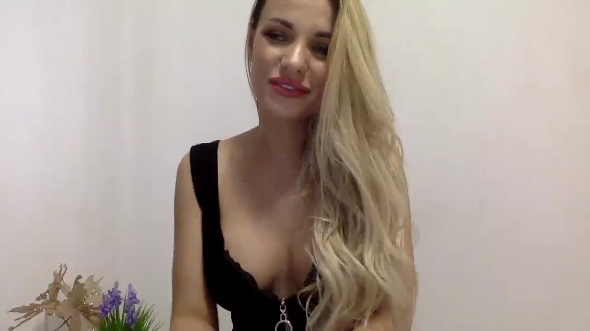 Gallery image thumbnail from Estie_Kay's myfreecams stream on, 08/03/2023, 09:20 image 4 of 20