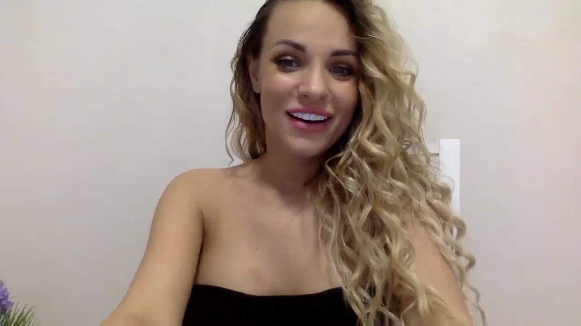 Gallery image thumbnail from Estie_Kay's myfreecams stream on, 08/04/2023, 14:40 image 19 of 20