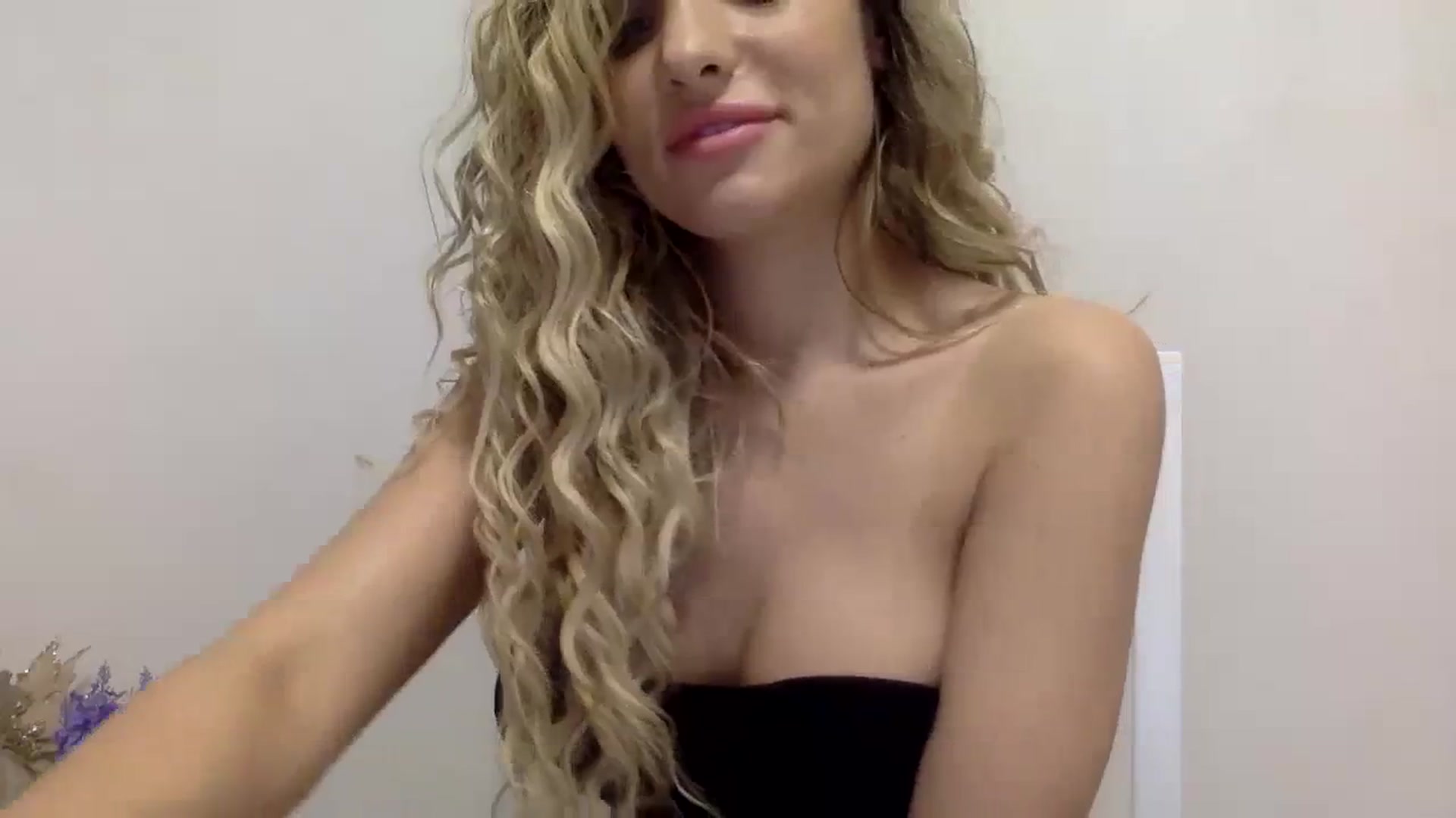 Gallery image thumbnail from Estie_Kay's myfreecams stream on, 08/04/2023, 15:41 image 8 of 20