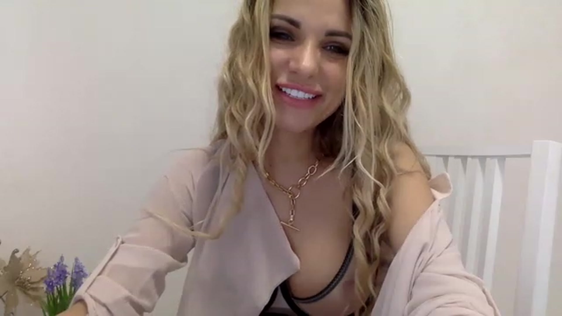 Gallery image thumbnail from Estie_Kay's myfreecams stream on, 08/05/2023, 13:50 image 3 of 20