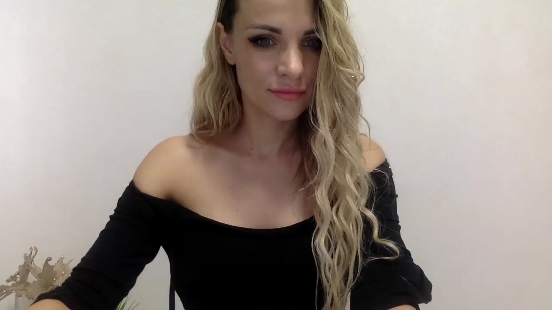 Gallery image thumbnail from Estie_Kay's myfreecams stream on, 08/06/2023, 14:16 image 4 of 20