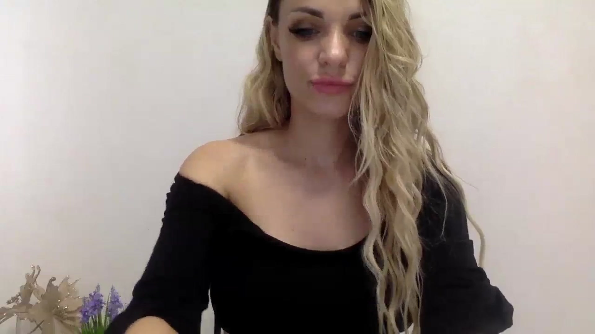 Gallery image thumbnail from Estie_Kay's myfreecams stream on, 08/06/2023, 14:16 image 8 of 20