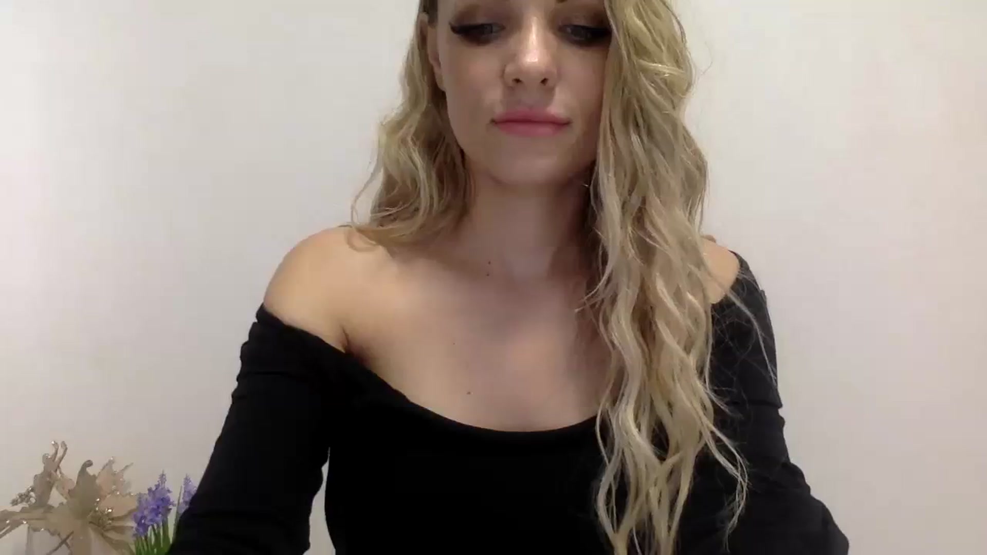 Gallery image thumbnail from Estie_Kay's myfreecams stream on, 08/06/2023, 14:16 image 6 of 20