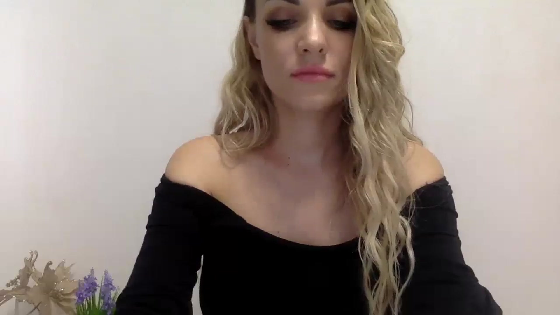 Gallery image thumbnail from Estie_Kay's myfreecams stream on, 08/06/2023, 14:16 image 3 of 20