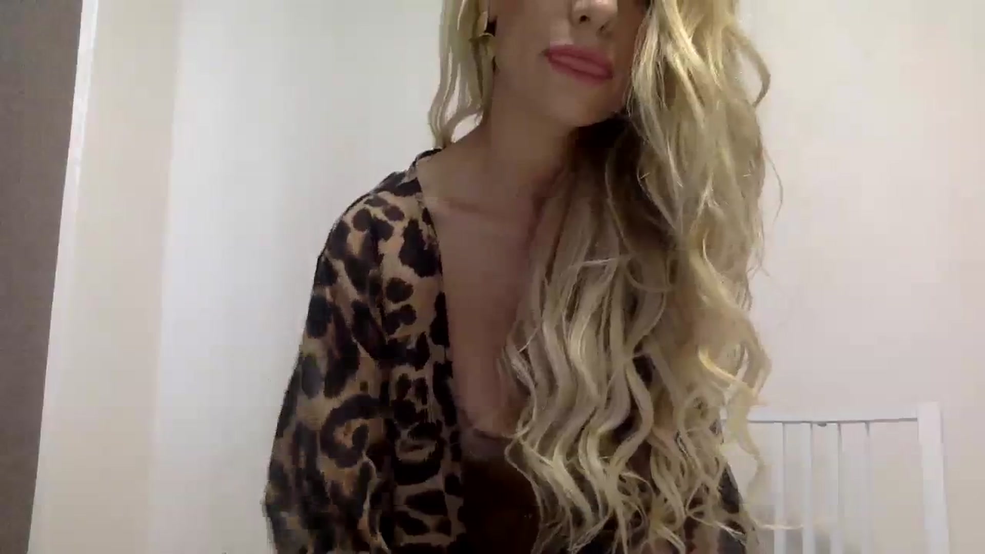 Gallery image thumbnail from Estie_Kay's myfreecams stream on, 08/19/2023, 09:43 image 10 of 20