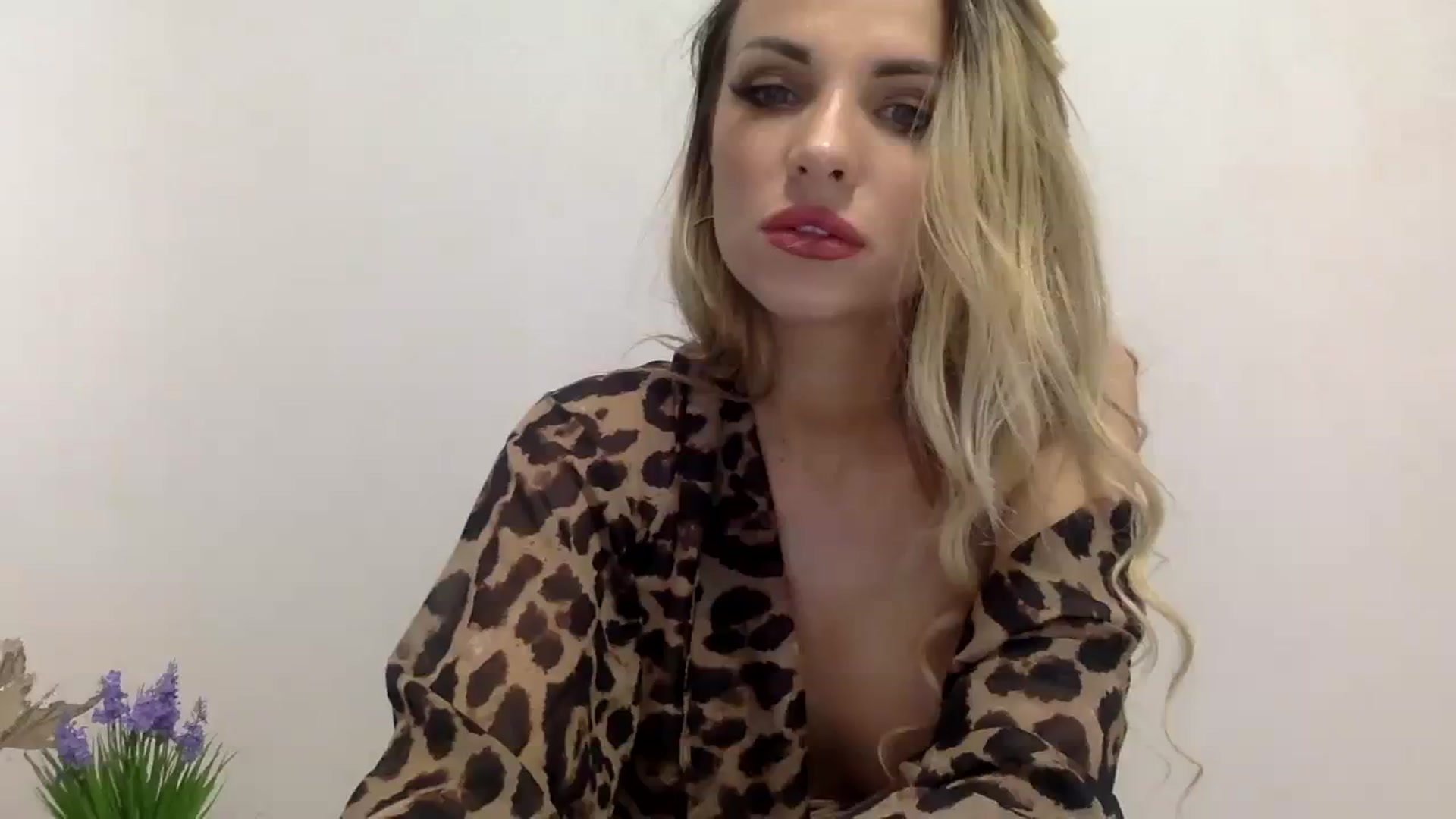 Gallery image thumbnail from Estie_Kay's myfreecams stream on, 08/19/2023, 11:43 image 17 of 20