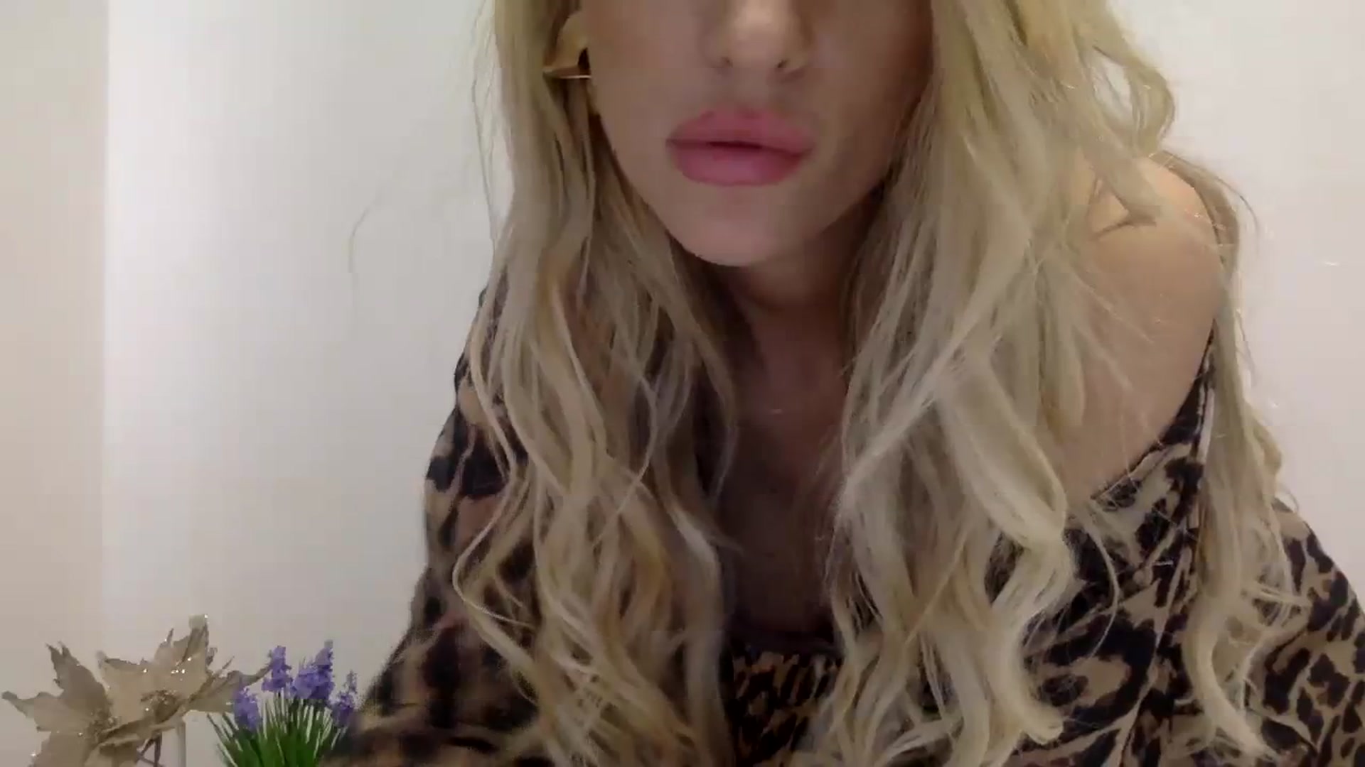 Gallery image thumbnail from Estie_Kay's myfreecams stream on, 08/19/2023, 12:48 image 5 of 20