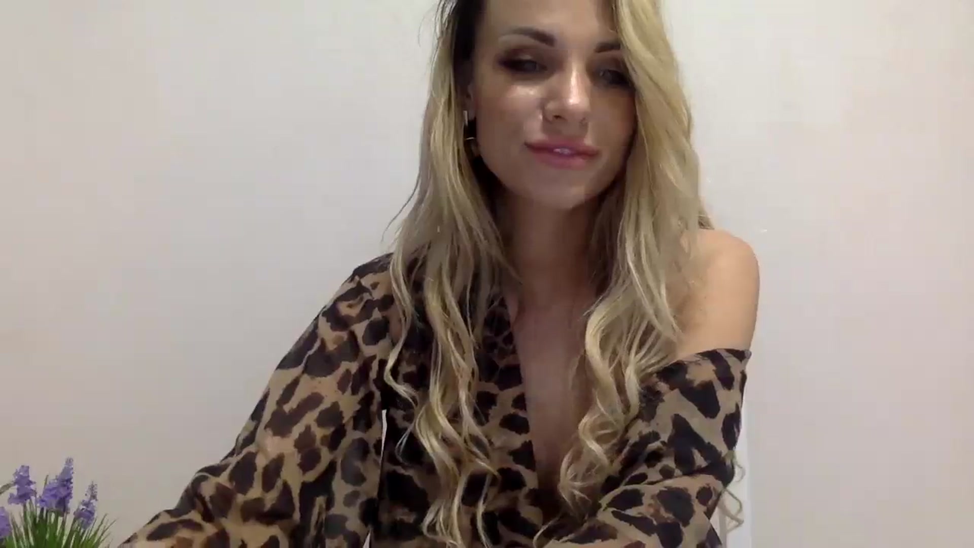 Gallery image thumbnail from Estie_Kay's myfreecams stream on, 08/19/2023, 15:51 image 7 of 20