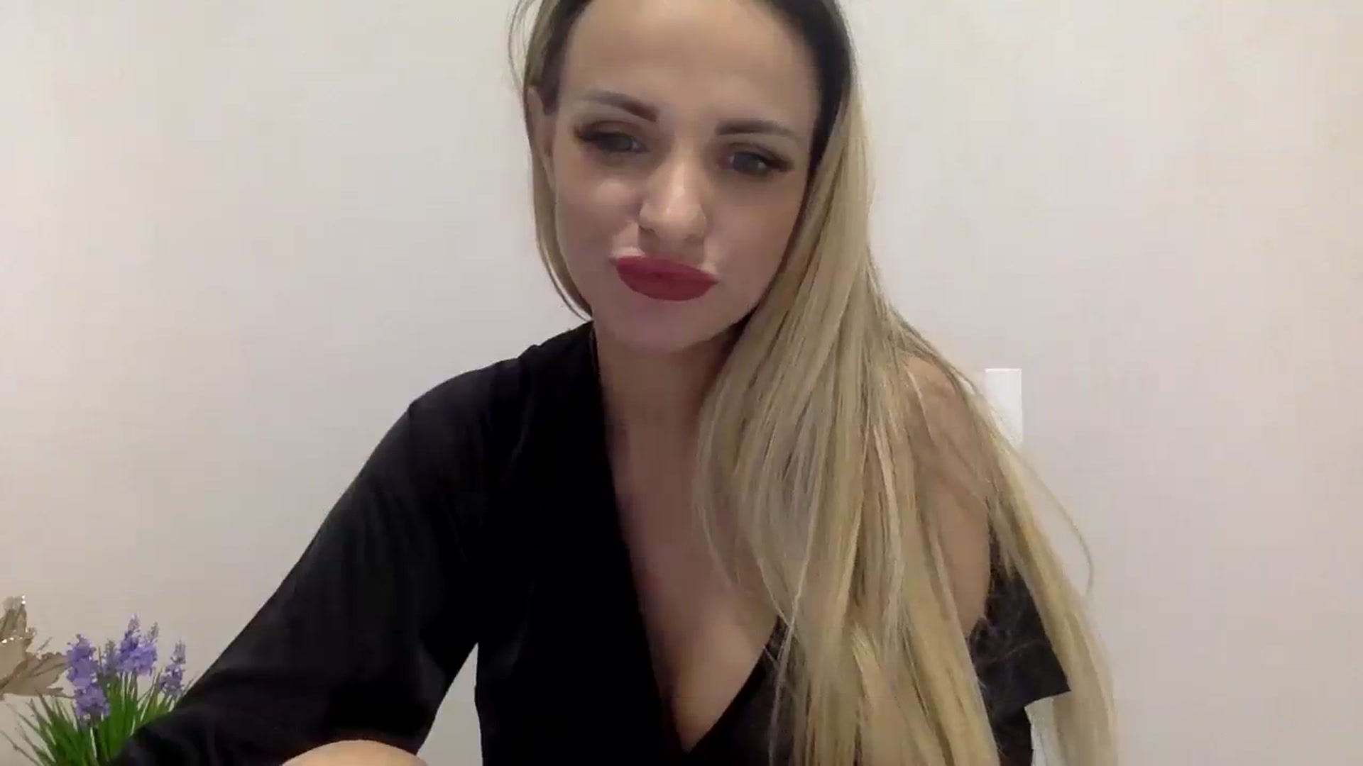 Gallery image thumbnail from Estie_Kay's myfreecams stream on, 09/17/2023, 13:47 image 12 of 20