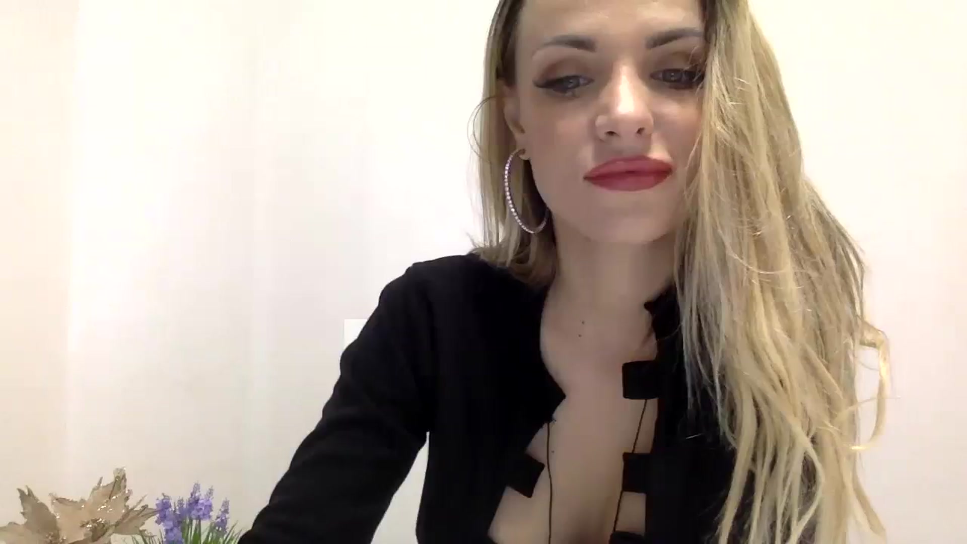 Gallery image thumbnail from Estie_Kay's myfreecams stream on, 09/18/2023, 08:59 image 18 of 20