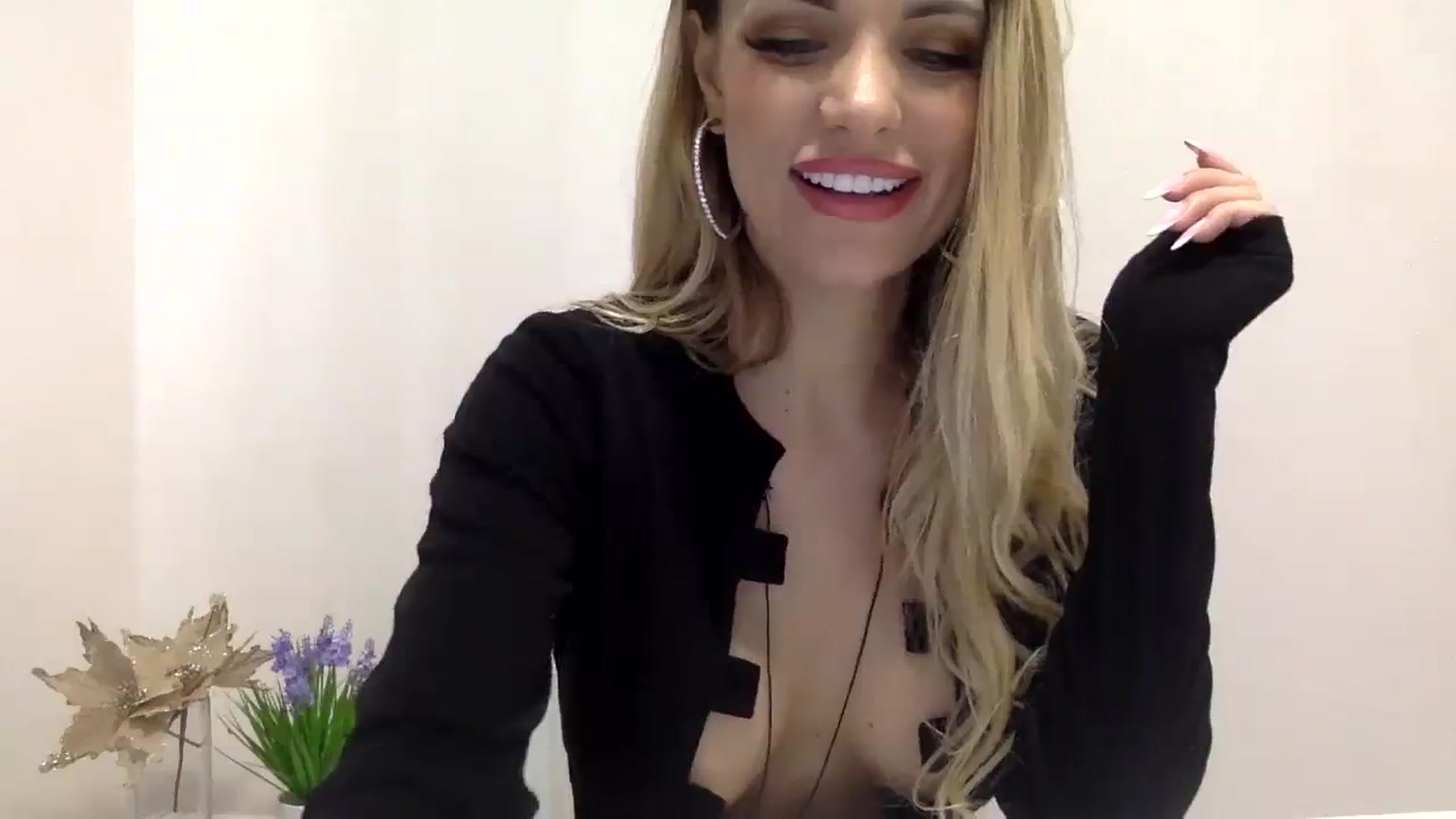 Gallery image thumbnail from Estie_Kay's myfreecams stream on, 09/18/2023, 10:06 image 4 of 20
