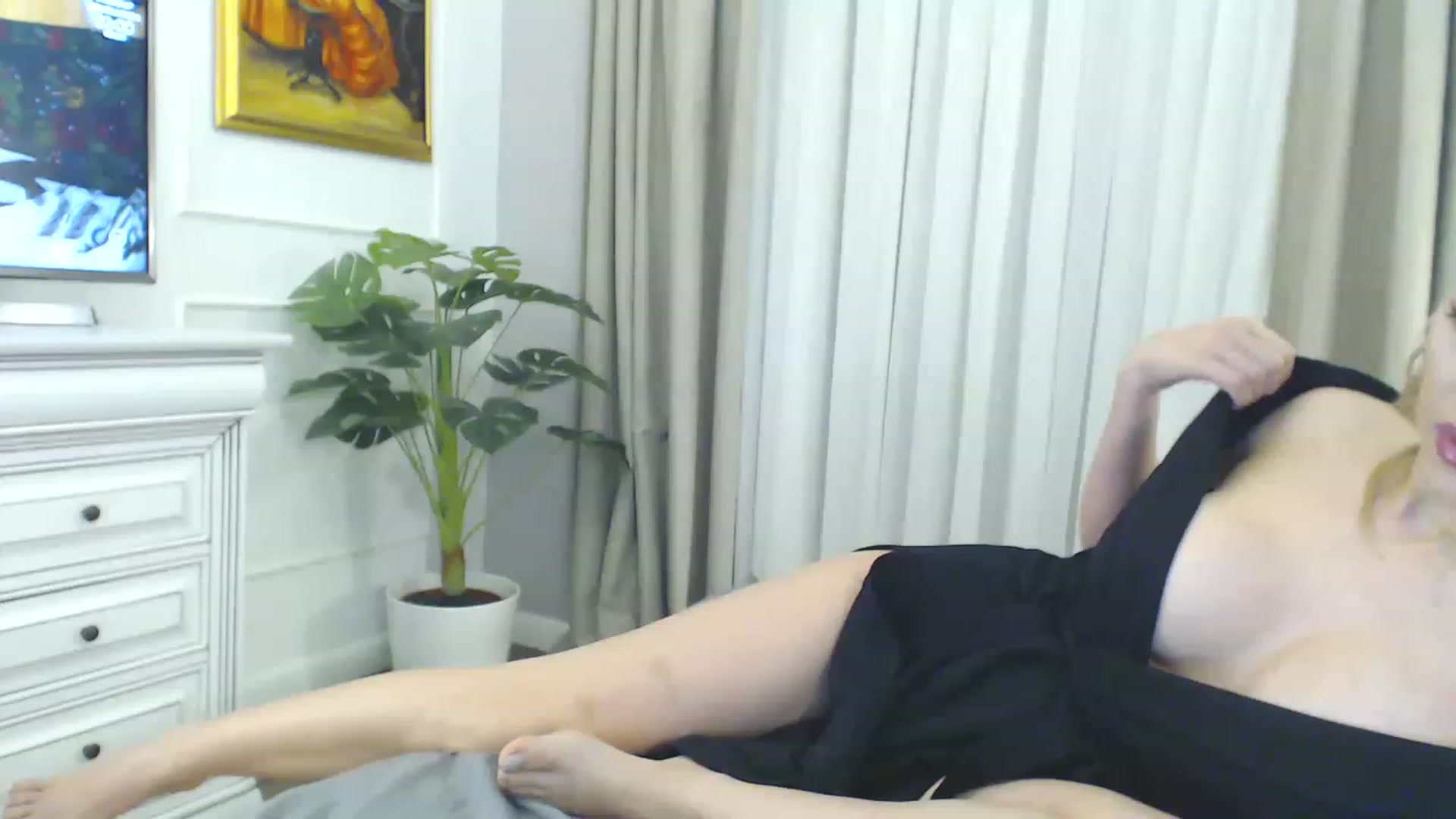 Gallery image thumbnail from EvaLunaX's myfreecams stream on, 12/27/2022, 19:55 image 12 of 20
