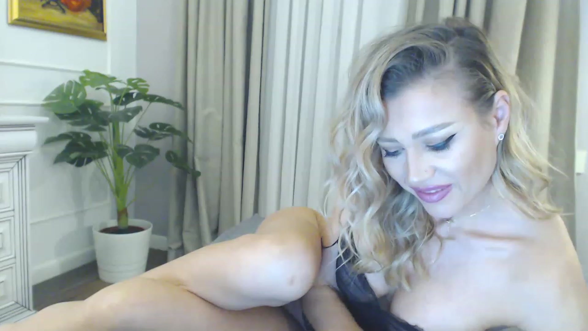 Gallery image thumbnail from EvaLunaX's myfreecams stream on, 12/30/2022, 20:41 image 16 of 20