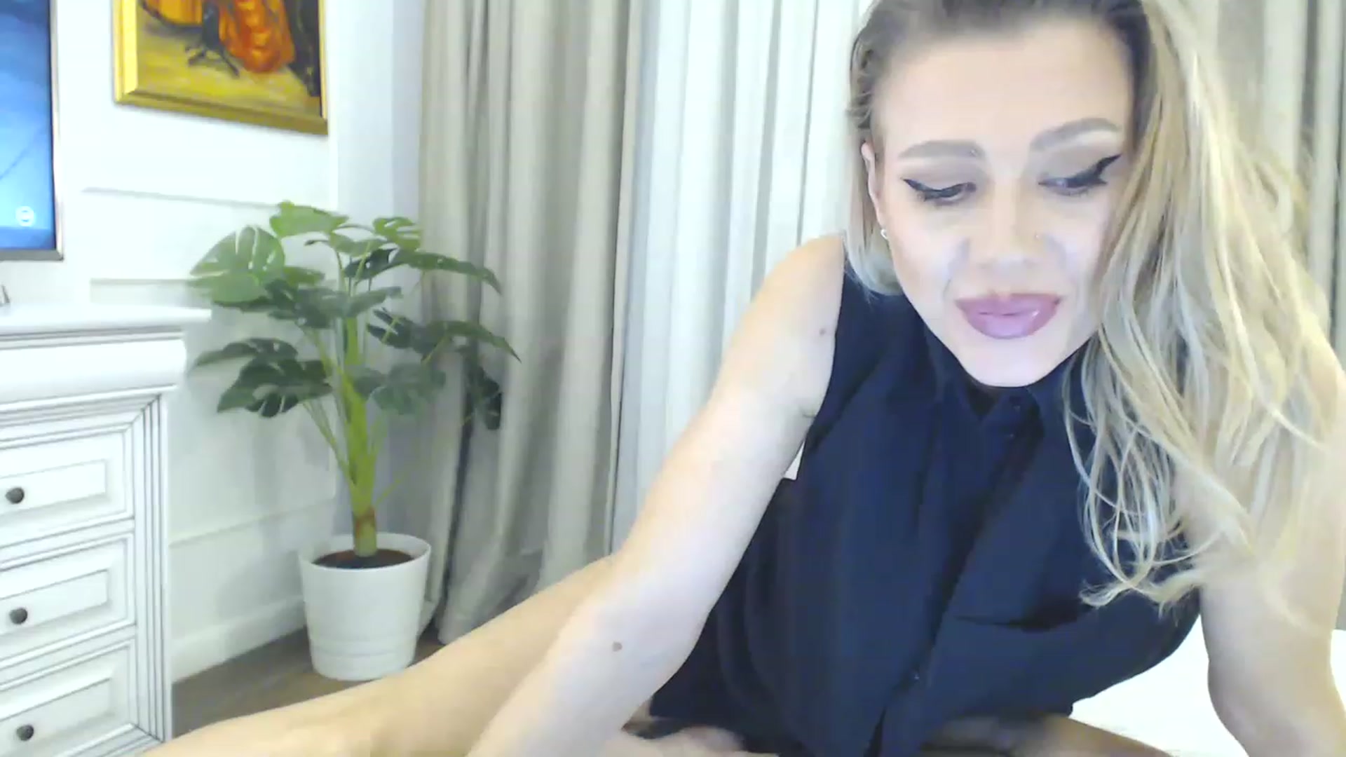 Gallery image thumbnail from EvaLunaX's myfreecams stream on, 01/17/2023, 19:42 image 5 of 20