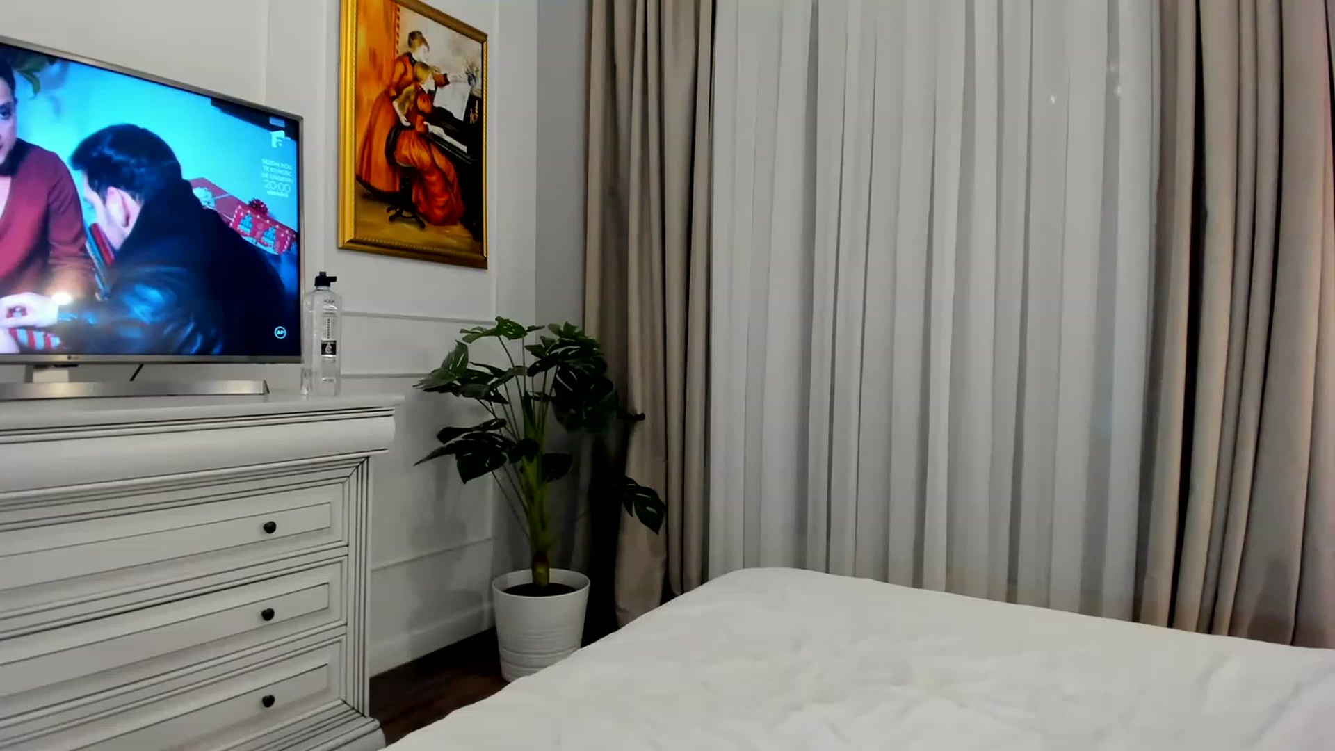 Gallery image thumbnail from EvaLunaX's myfreecams stream on, 04/06/2023, 19:33 image 15 of 20