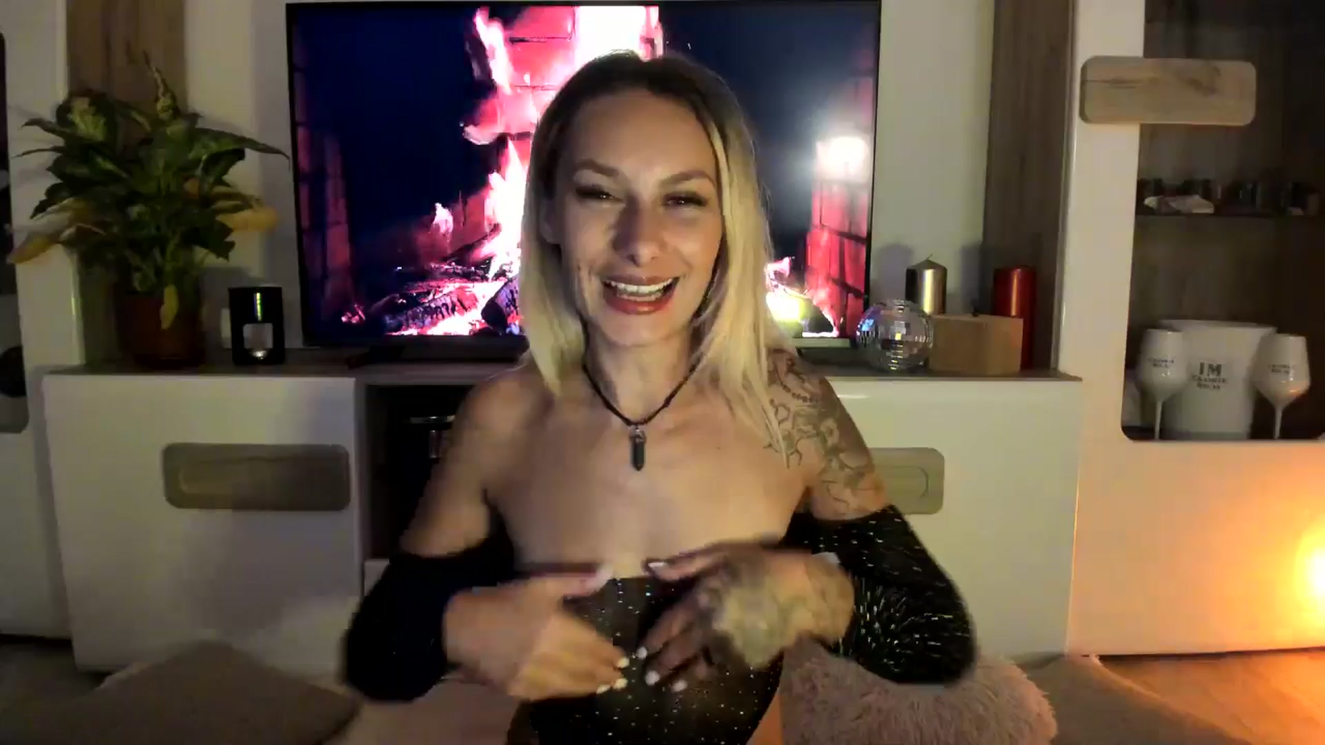 Gallery image thumbnail from EvaNesssa's myfreecams stream on, 10/12/2025, 24:55 image 14 of 20