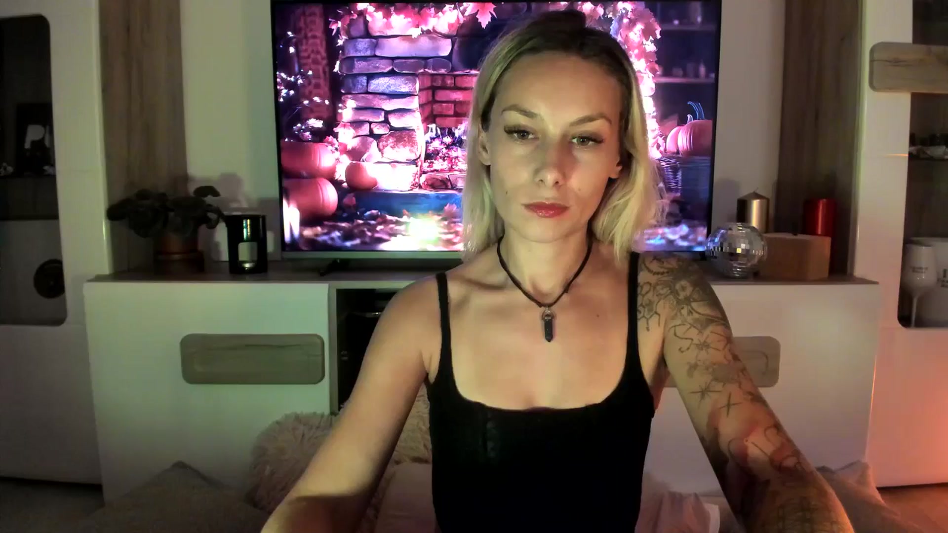Gallery image thumbnail from EvaNesssa's myfreecams stream on, 10/14/2025, 24:01 image 17 of 20