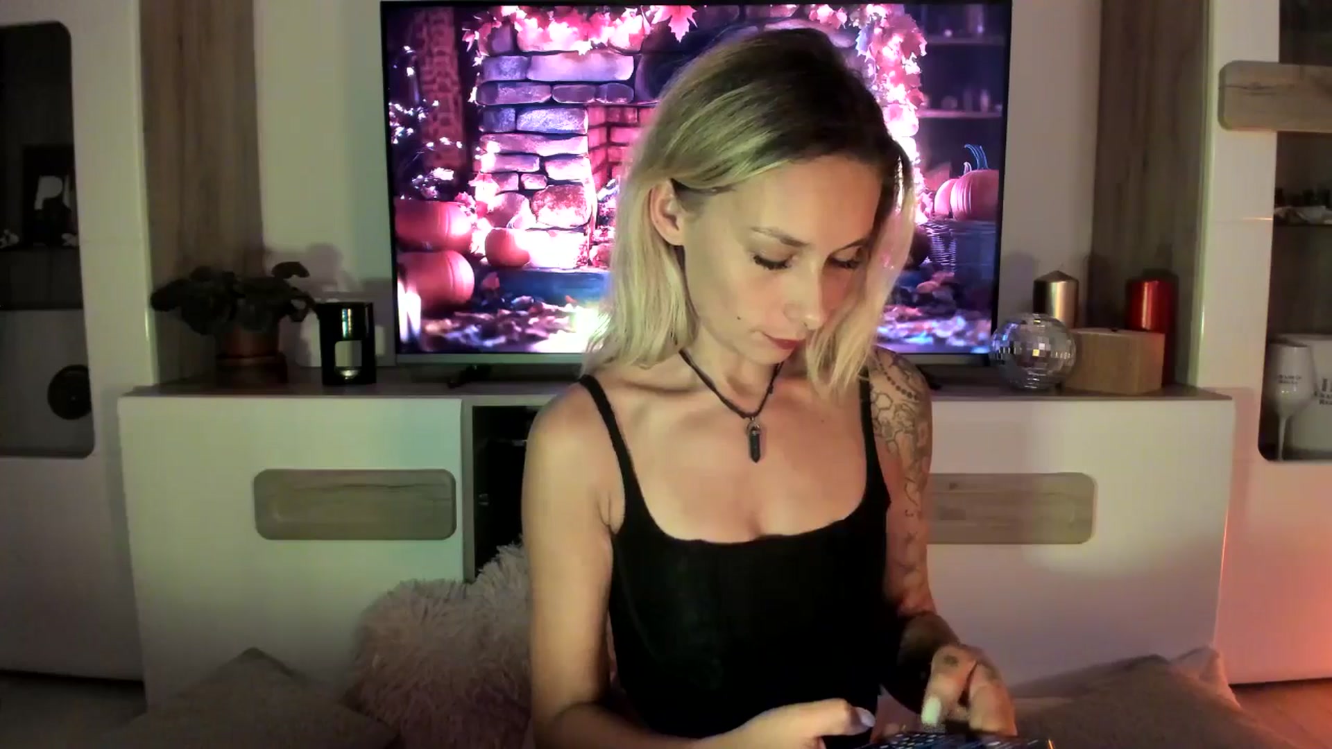 Gallery image thumbnail from EvaNesssa's myfreecams stream on, 10/14/2025, 24:17 image 20 of 20