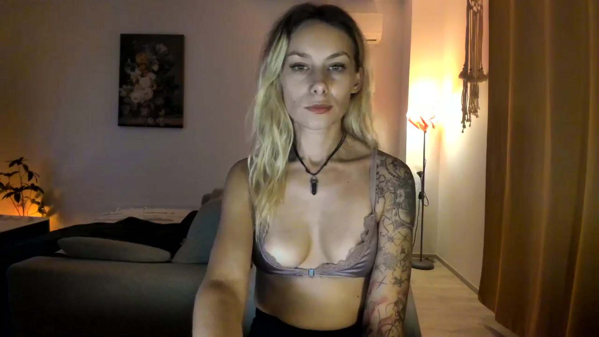 Gallery image thumbnail from EvaNesssa's myfreecams stream on, 10/30/2025, 24:36 image 8 of 20