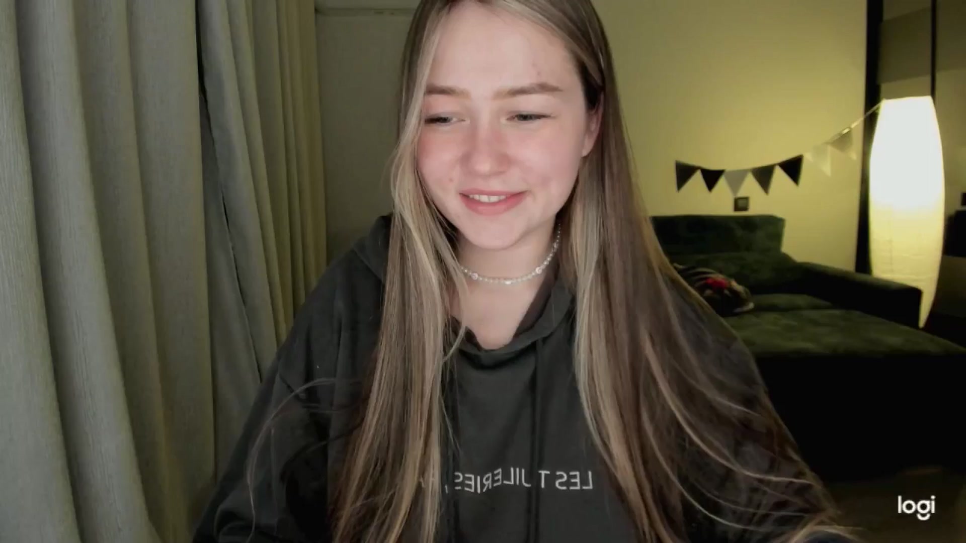 Gallery image thumbnail from EvaSweetKiss's myfreecams stream on, 04/16/2025, 17:28 image 17 of 20