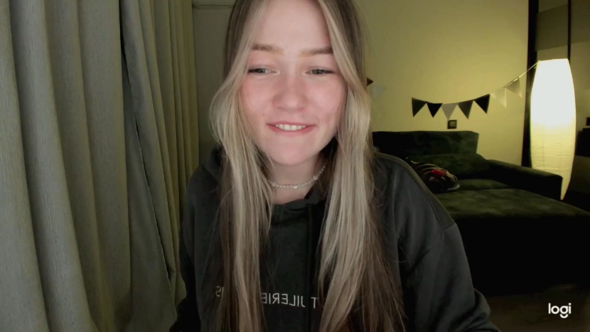 Gallery image thumbnail from EvaSweetKiss's myfreecams stream on, 04/16/2025, 17:28 image 19 of 20