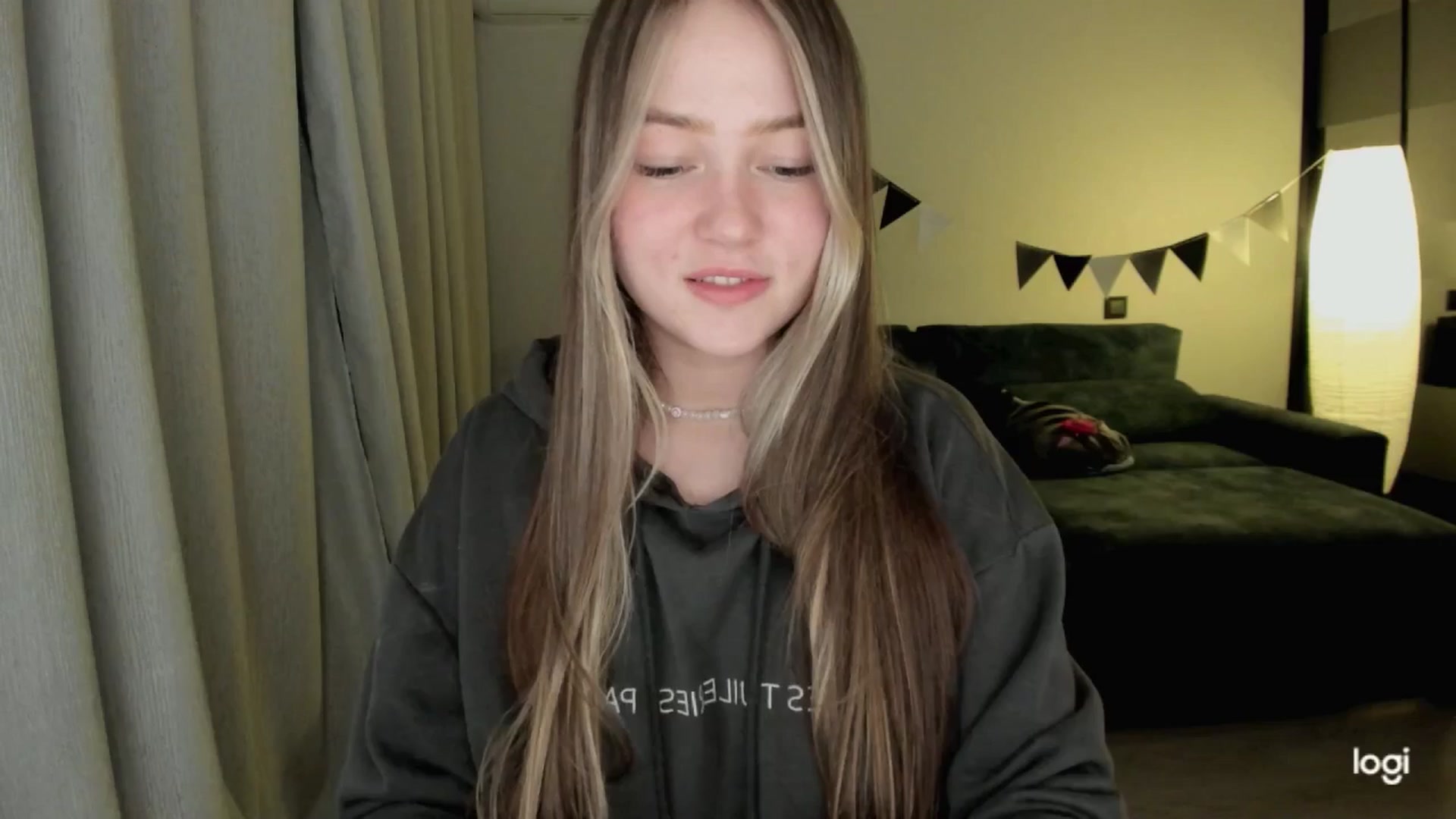 Gallery image thumbnail from EvaSweetKiss's myfreecams stream on, 04/16/2025, 17:28 image 18 of 20