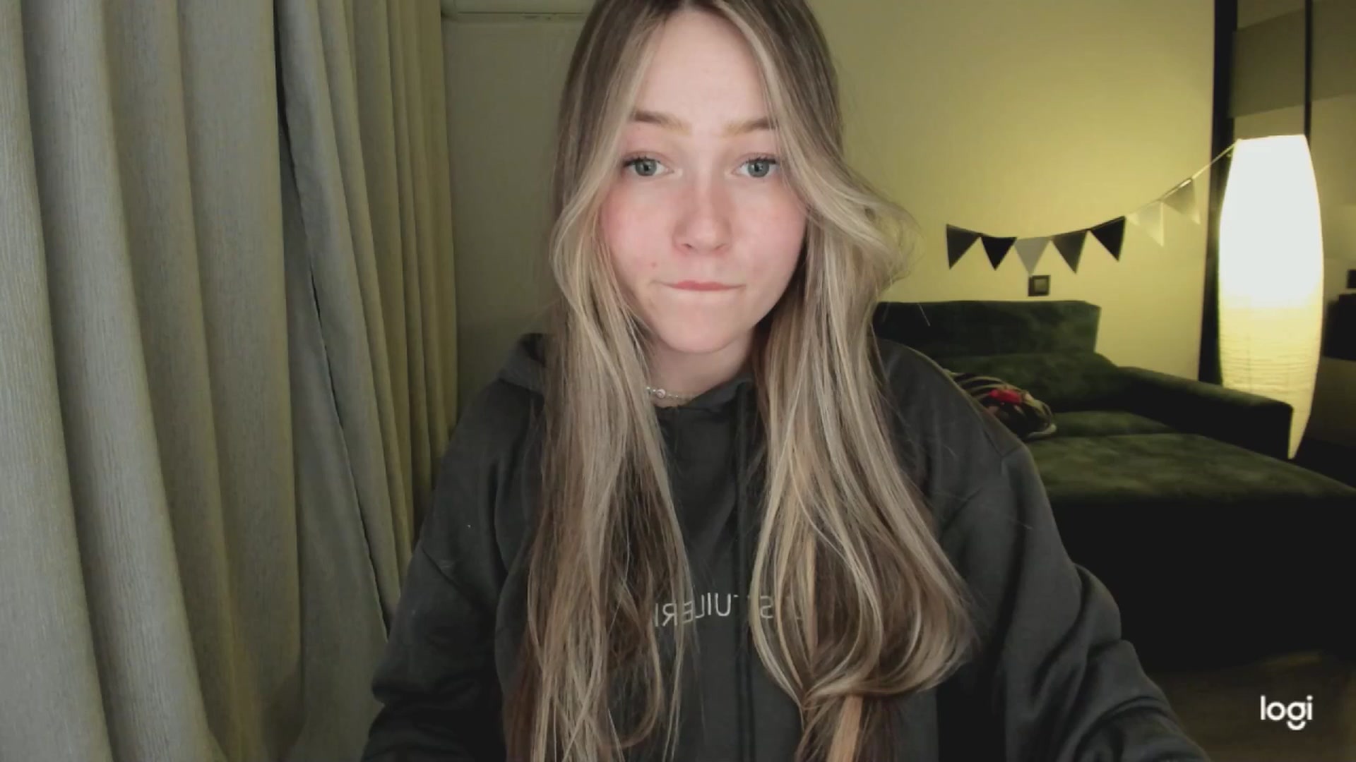 Gallery image thumbnail from EvaSweetKiss's myfreecams stream on, 04/16/2025, 17:28 image 16 of 20