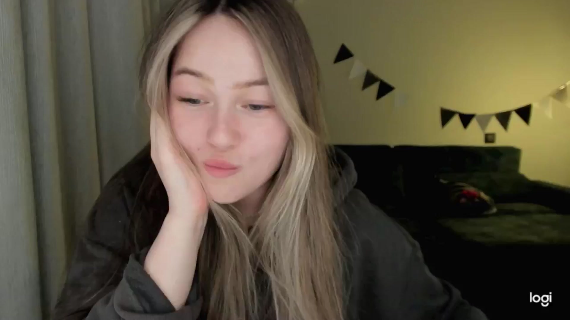 Gallery image thumbnail from EvaSweetKiss's myfreecams stream on, 04/16/2025, 19:19 image 19 of 20