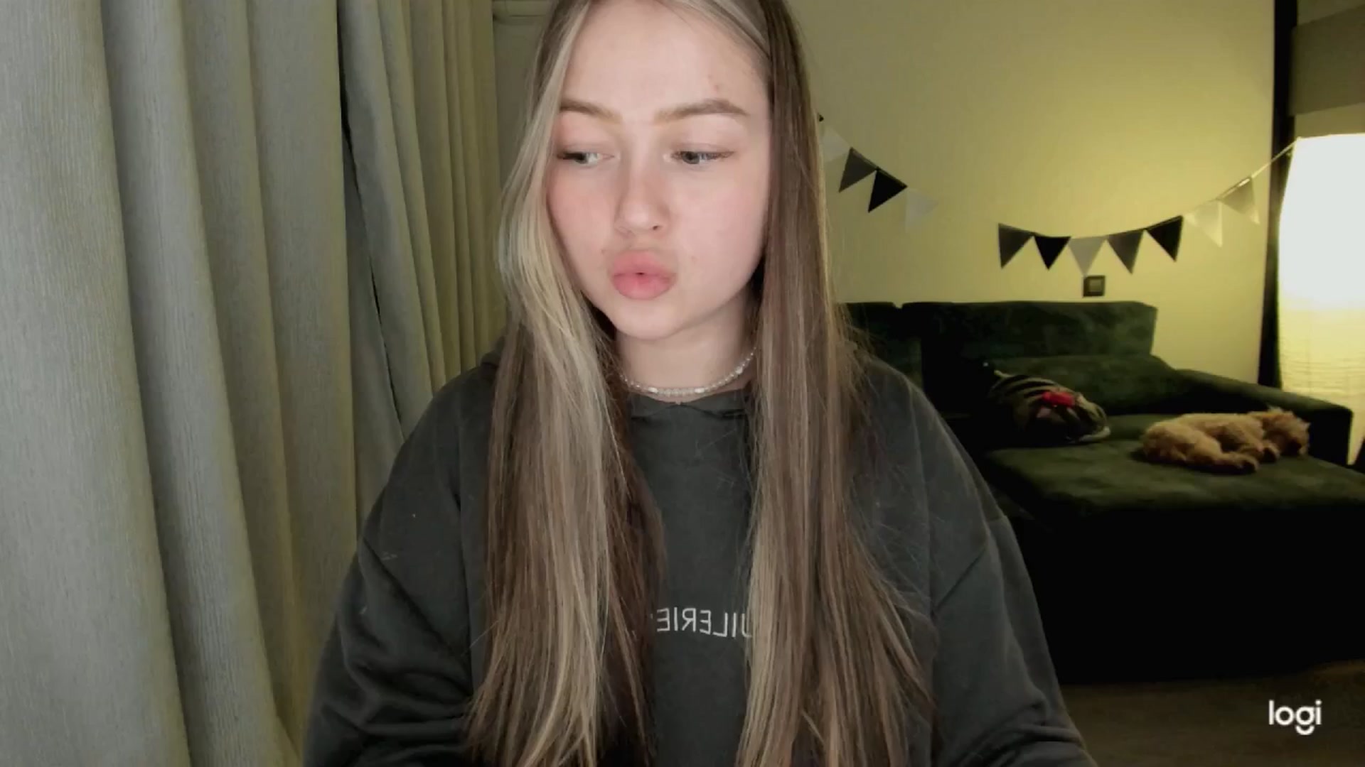 Gallery image thumbnail from EvaSweetKiss's myfreecams stream on, 04/16/2025, 19:19 image 2 of 20