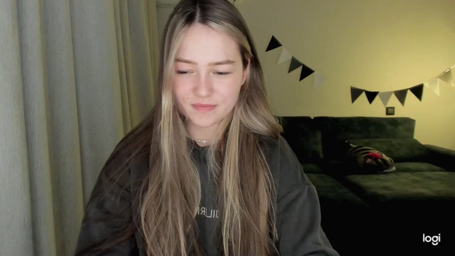 Gallery image thumbnail from EvaSweetKiss's myfreecams stream on, 04/16/2025, 19:19 image 18 of 20