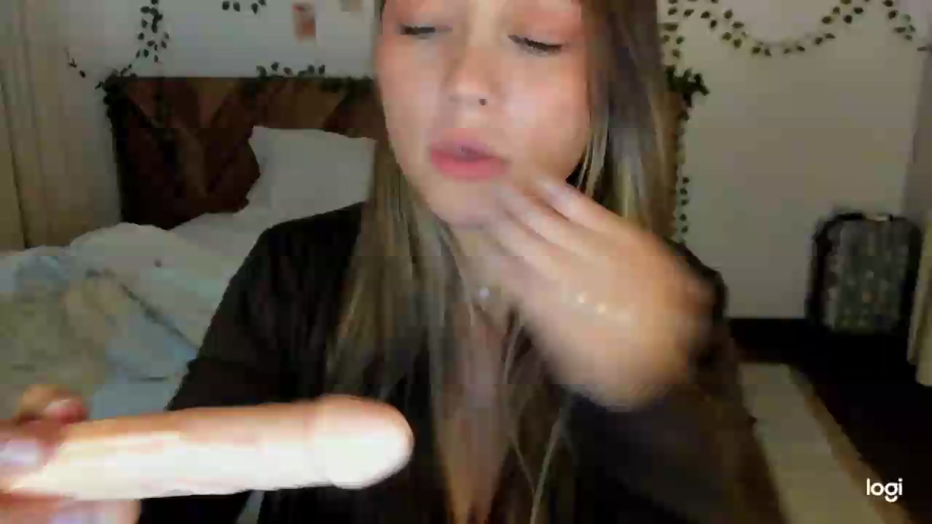 Gallery image thumbnail from EvaSweetKiss's myfreecams stream on, 05/19/2026, 15:30 image 6 of 20