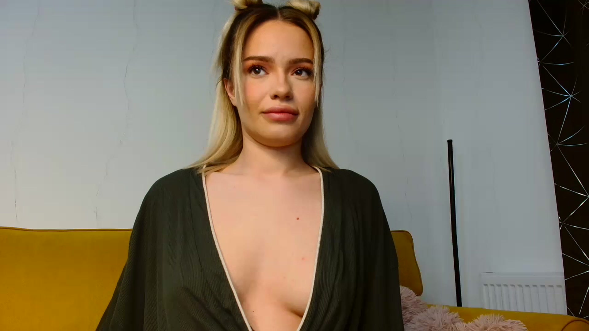 Gallery image thumbnail from Eva_Angell's myfreecams stream on, 05/17/2024, 19:00 image 13 of 20